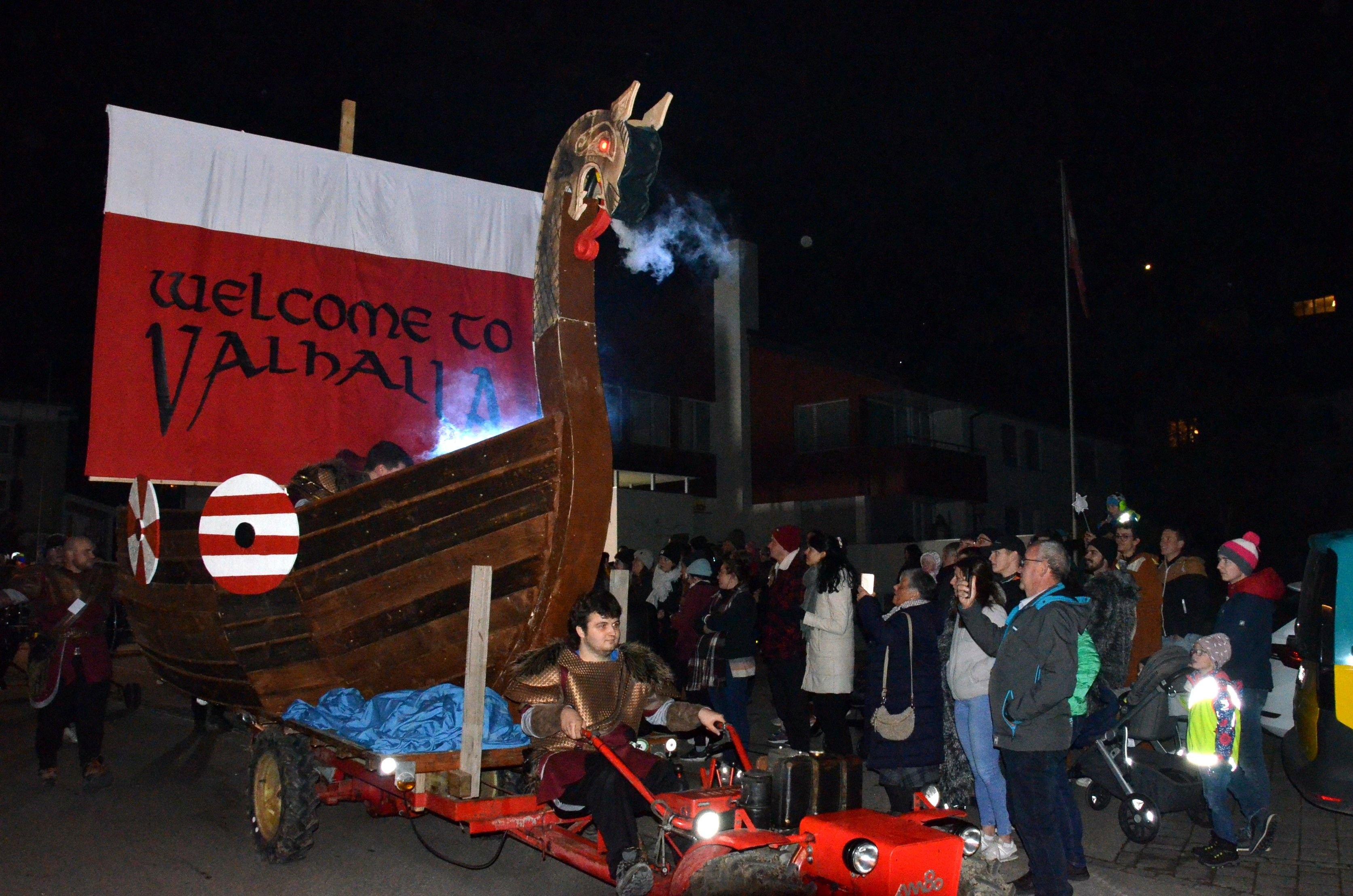 -Ohne-Furcht-und-mit-Farbe-im-Gesicht-Nach-den-skandaltr-chtigen-karibischen-N-chten-zieht-die-Mosliger-Fasnacht-in-den-hohen-Norden