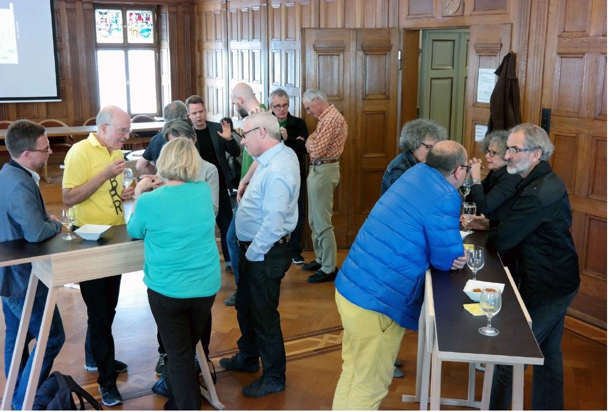 Der-einzige-mobile-Stammtisch-Herisaus-feiert-Jubil-um-Die-Wandelbar-l-dt-zu-einem-s-ssem-R-ckblick