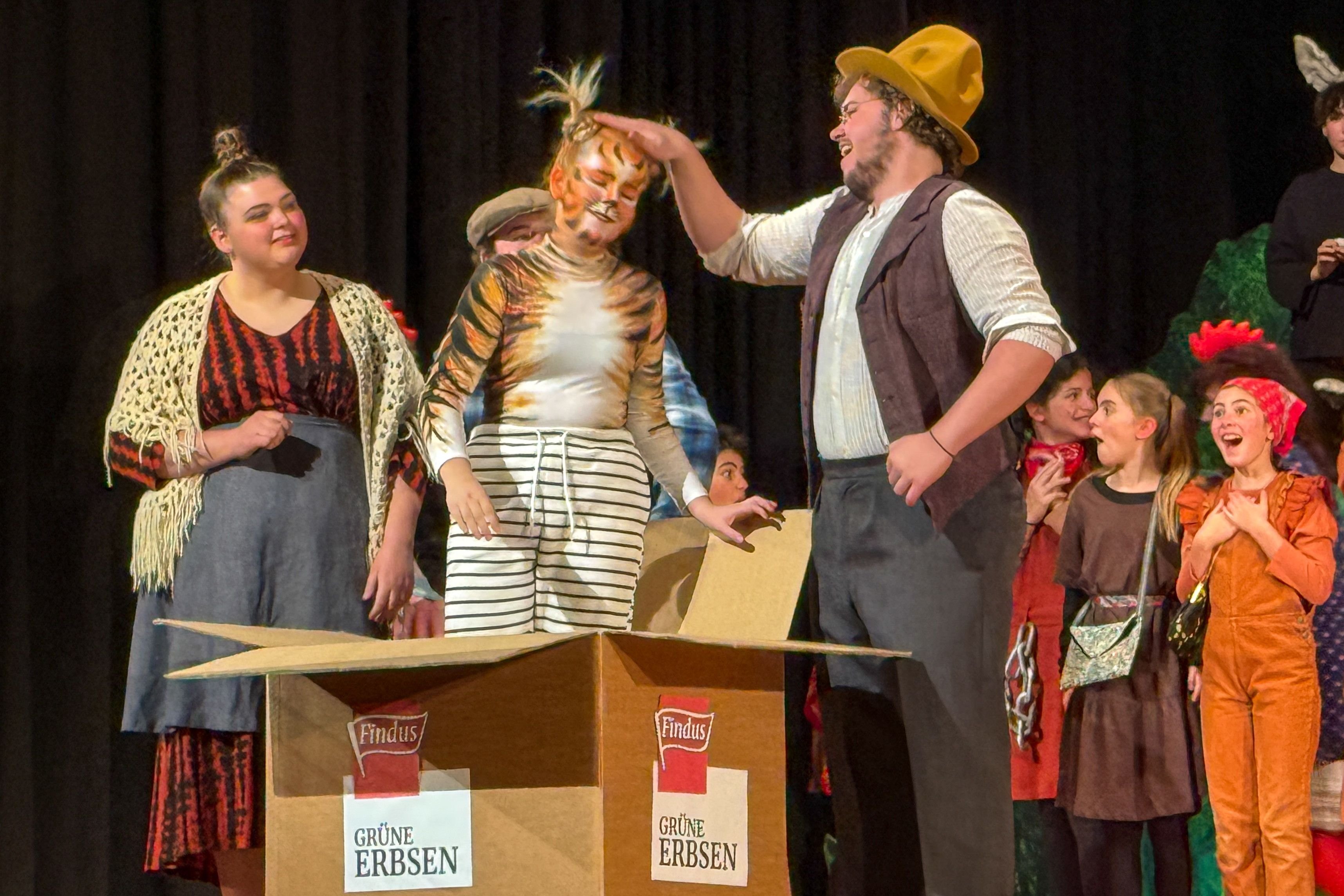 Kein-Theater-mit-J-Effekt-Die-neuste-Produktion-Pettersson-und-Findus-des-Turgemer-Theaters-begeistert