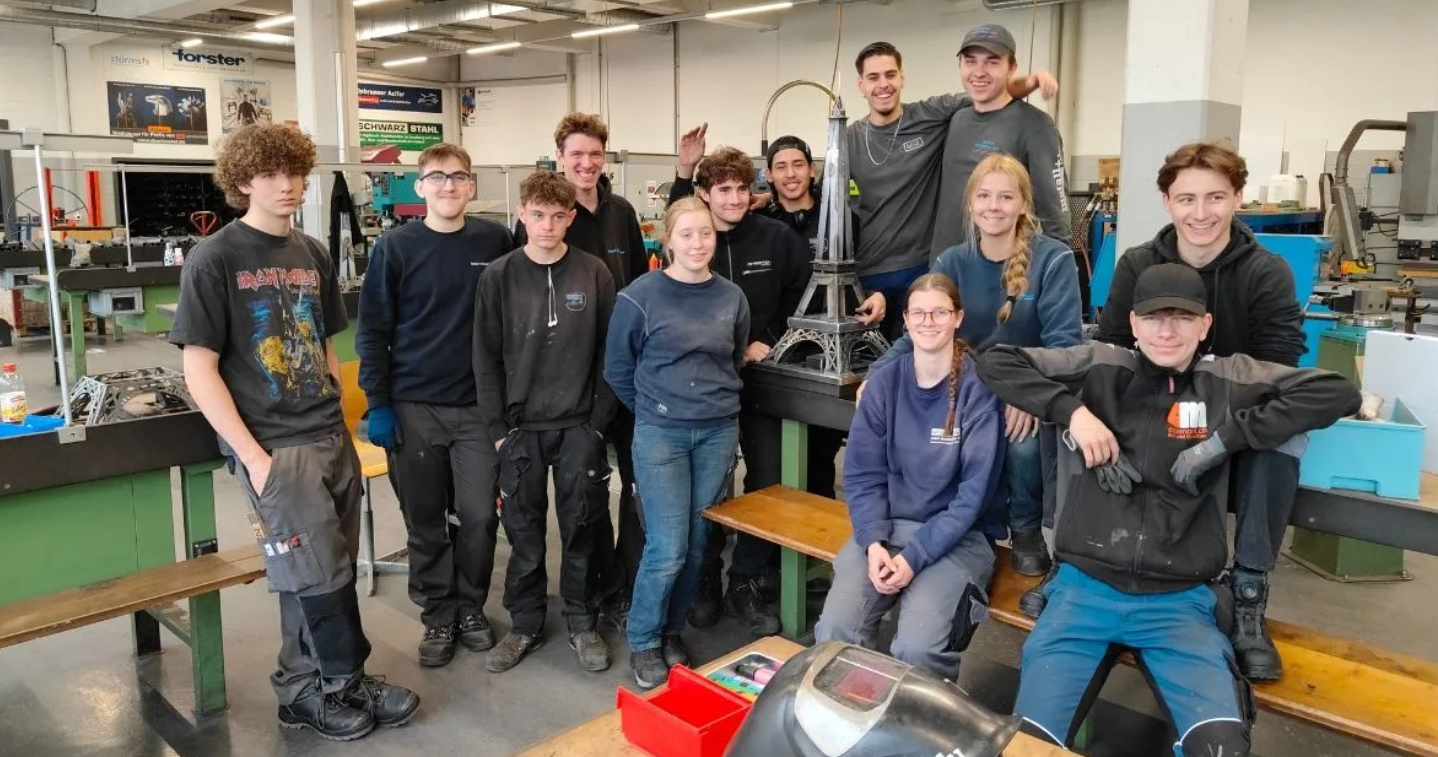 25-Lernende-schmieden-gr-sstes-R-ebli-der-Schweiz