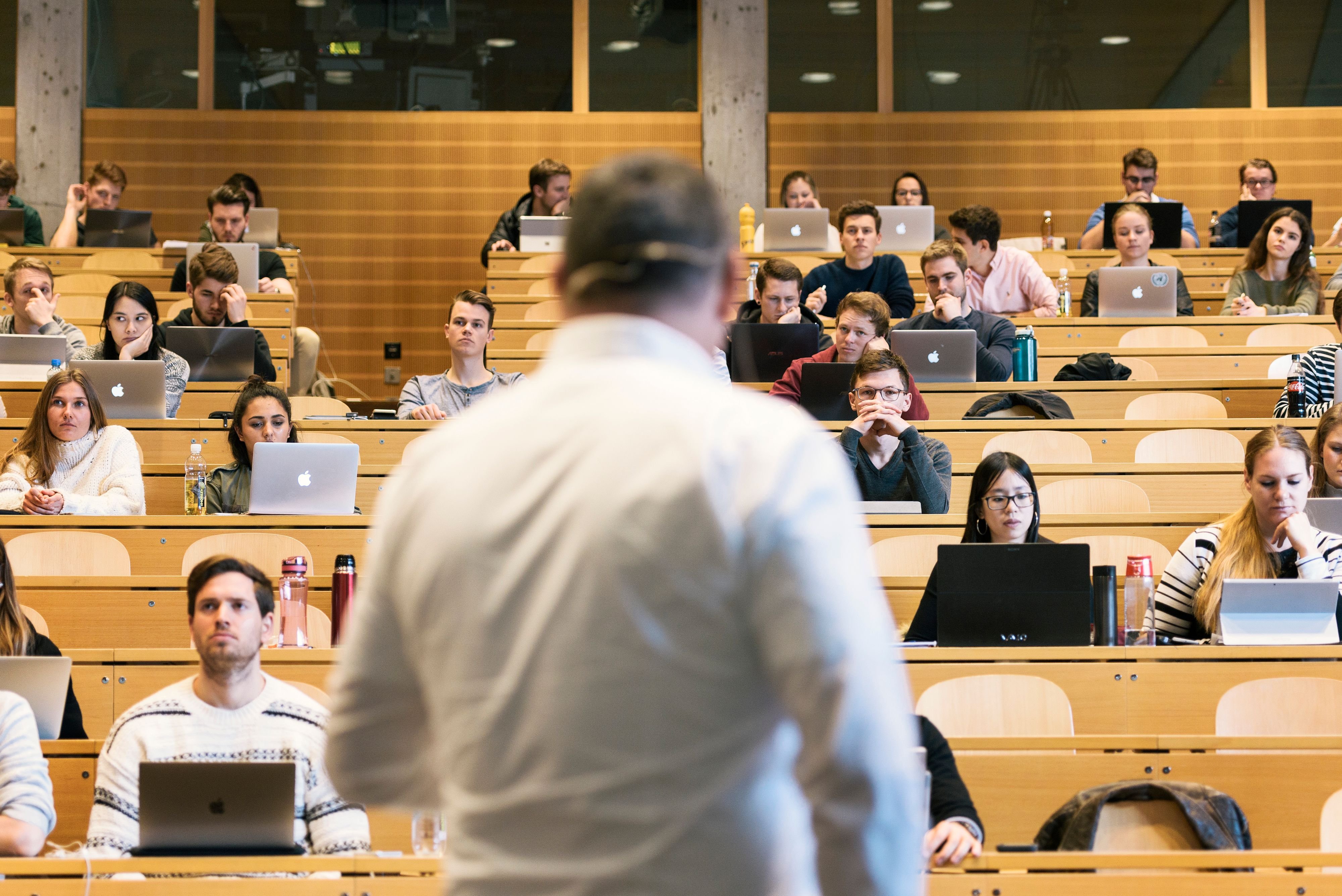 Der-sch-ne-Schein-br-ckelt-Neue-Studie-zeigt-den-Machtmissbrauch-und-Stress-an-Schweizer-Unis