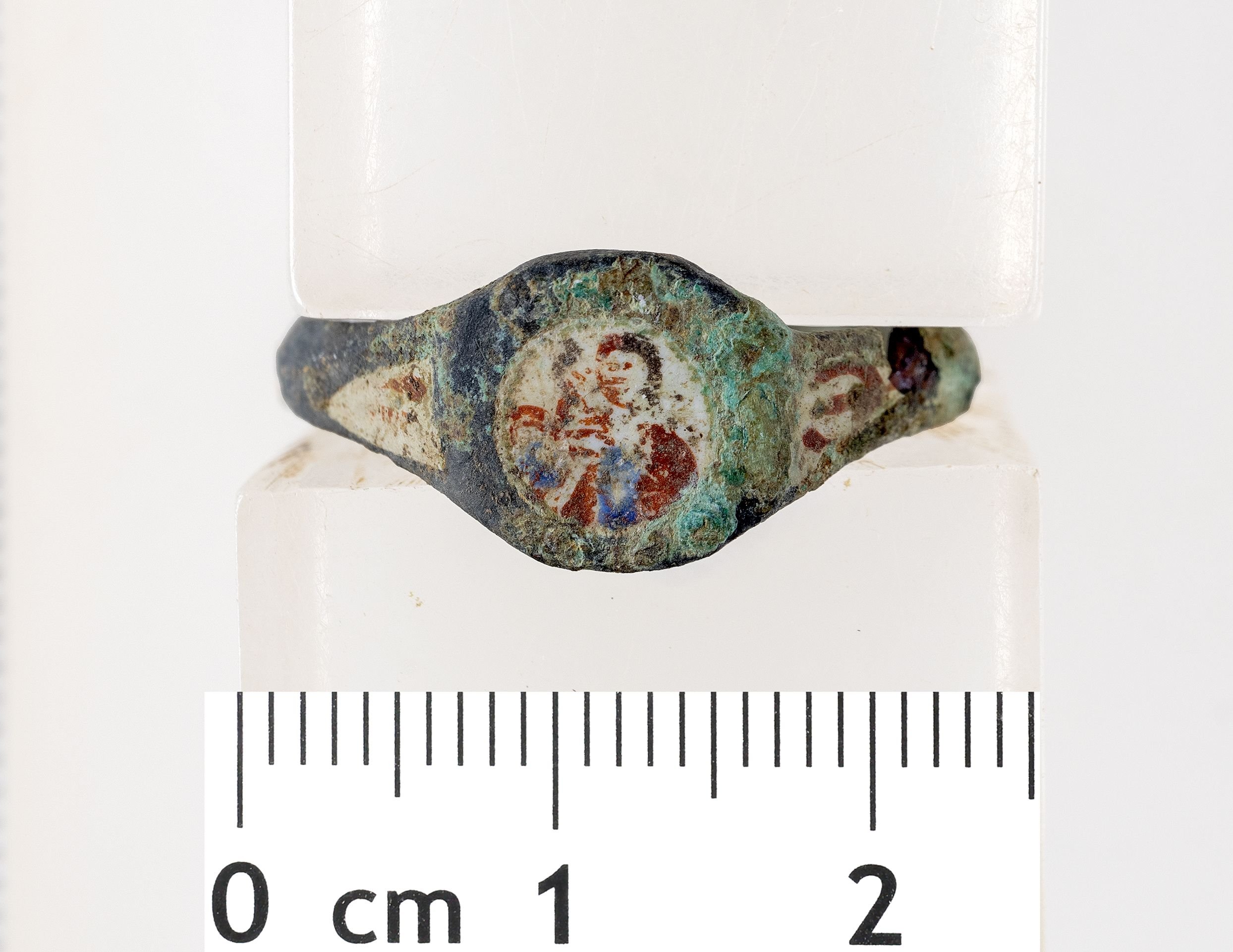 Sargn-gel-Rosenkr-nze-und-Fingerringe-Fernw-rme-Bauarbeiten-f-rdern-Fundst-cke-aus-fr-heren-Gr-bern-zutage