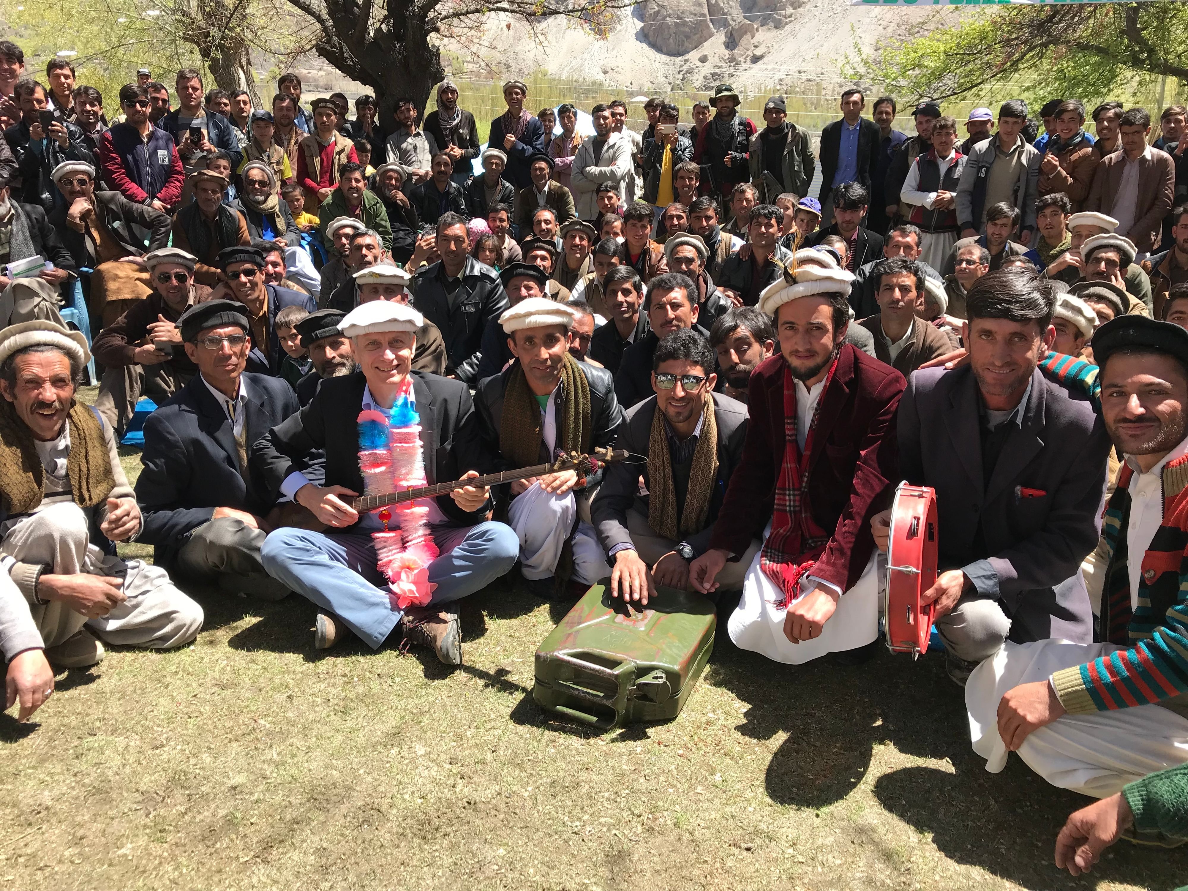 im-rauen-wind-des-weltgeschehens-er-begegnete-dem-papst-und-wanderarbeitern-in-pakistan