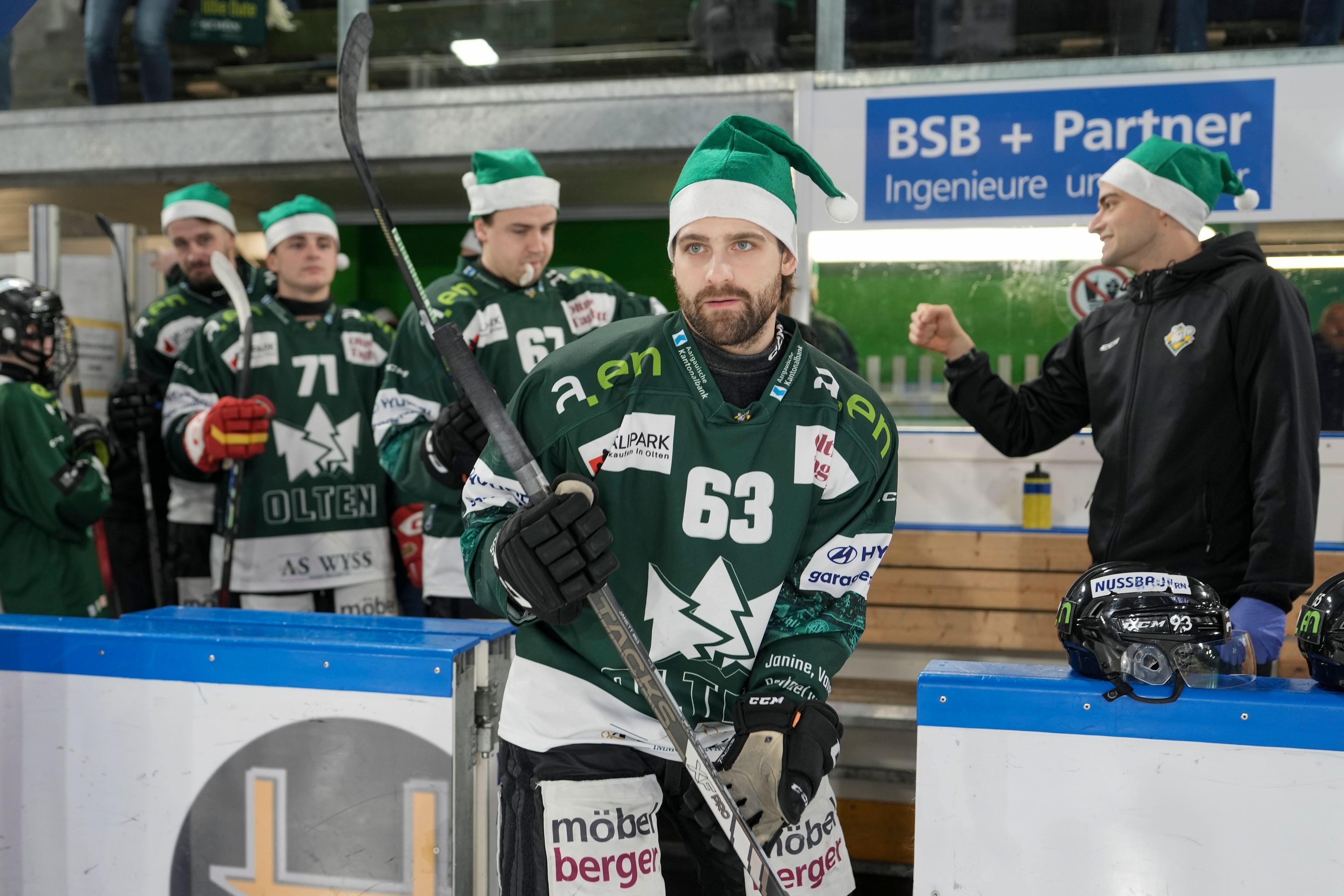 Powermouse-Kost-m-Tarnkappe-und-Bienenhaus-Das-w-nschen-sich-die-EHCO-Spieler-zu-Weihnachten