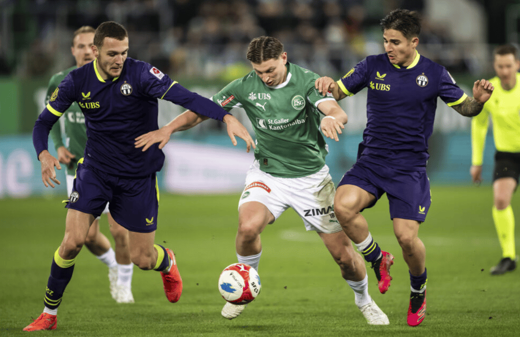 Hands oder Schulter? Der VAR erhitzt beim FCSG die Gemüter – doch alles hat seine Richtigkeit