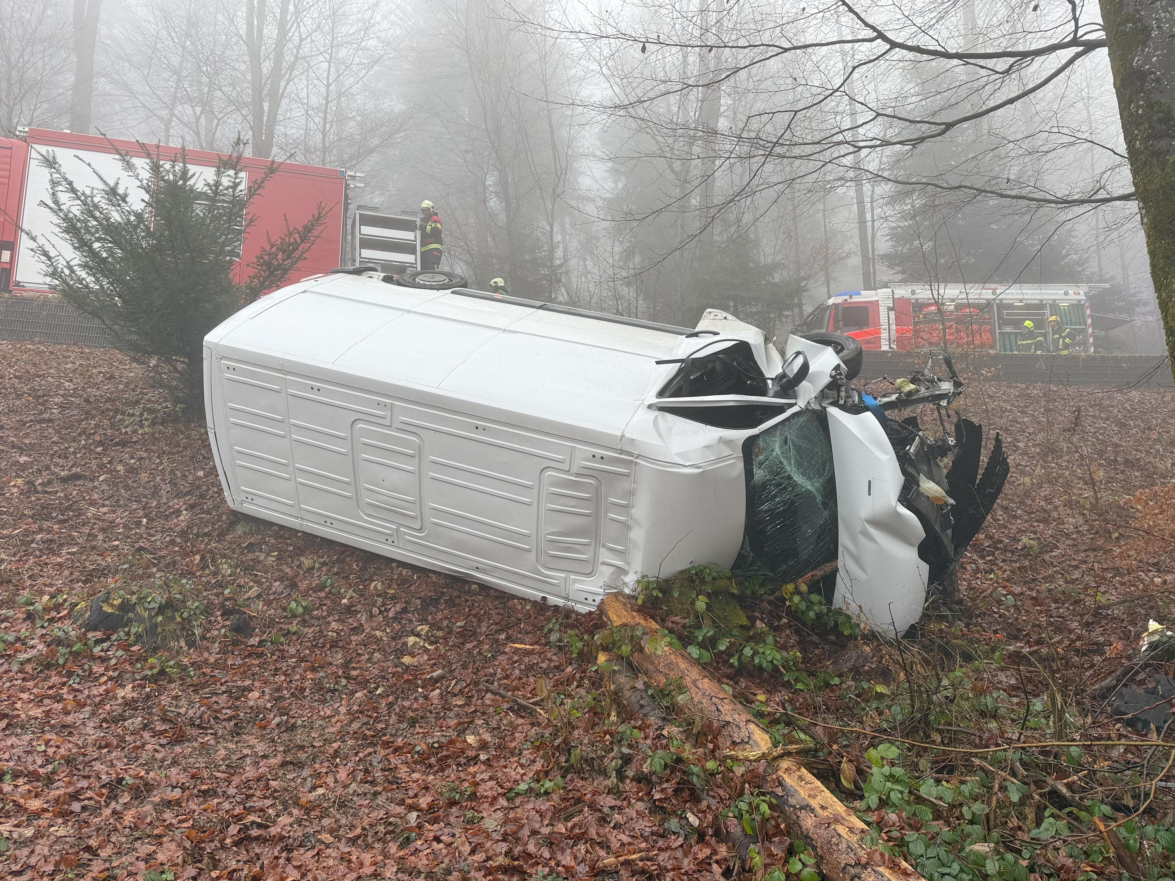 Unfall auf der Salhöhe: Lieferwagen stürzt Abhang hinunter