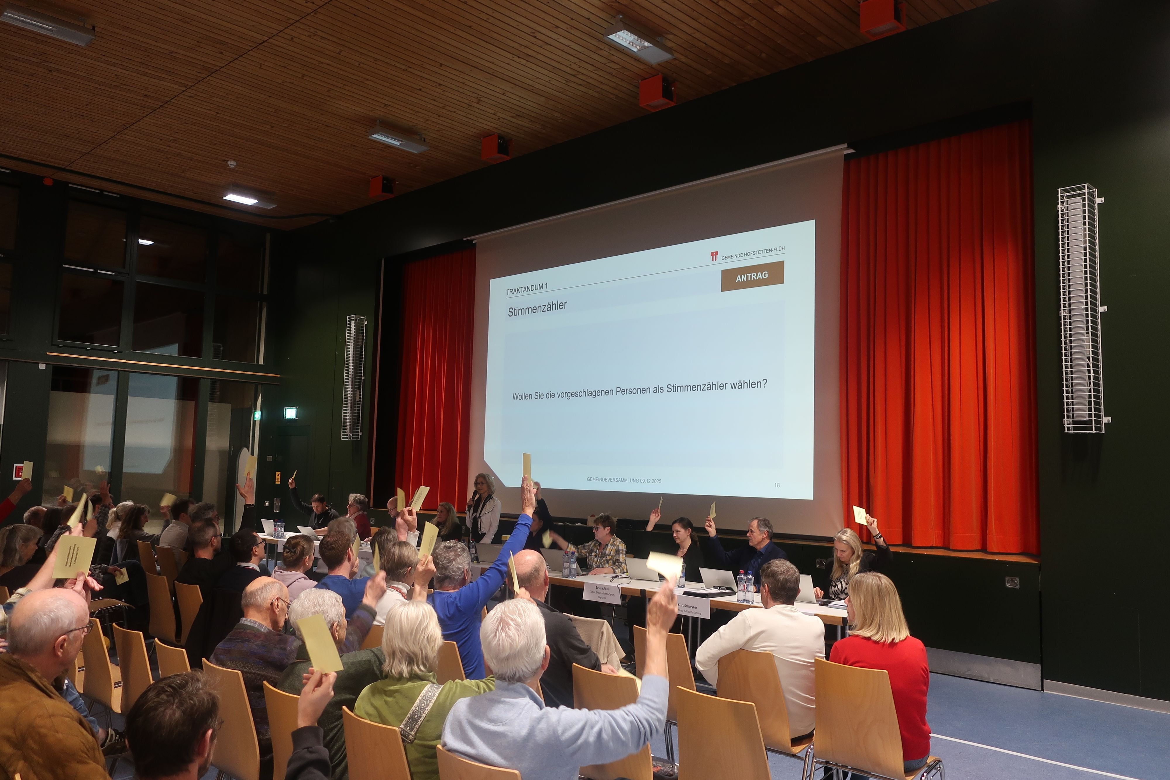 Von-Finanzproblemen-gebeutelt-Hitzige-Versammlung-in-Hofstetten-Fl-h-lehnt-Steuererh-hung-knapp-ab