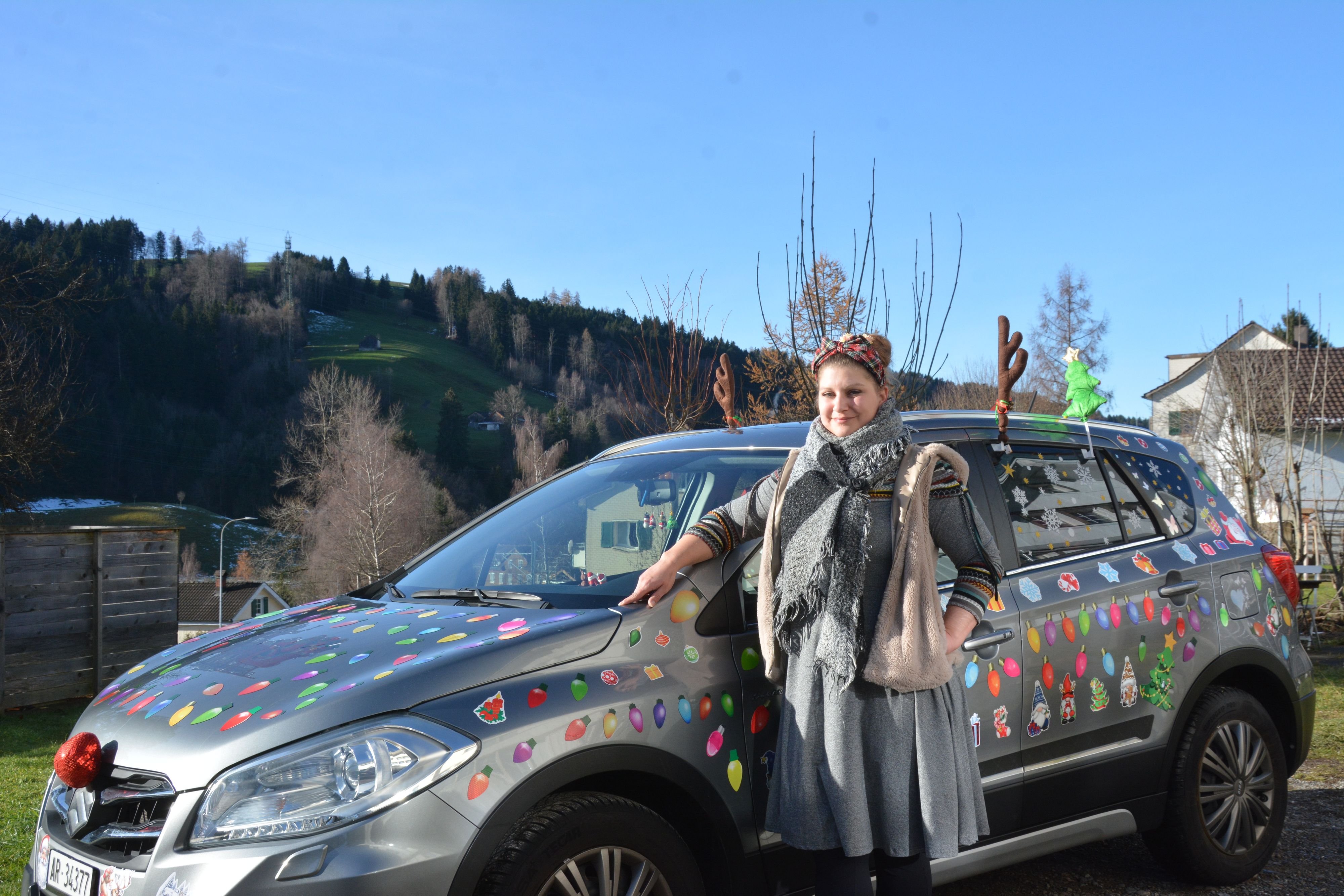 Wenn-die-Dekoration-nicht-an-der-Haust-r-aufh-rt-Die-Frau-hinter-dem-Weihnachtsauto-aus-B-hler