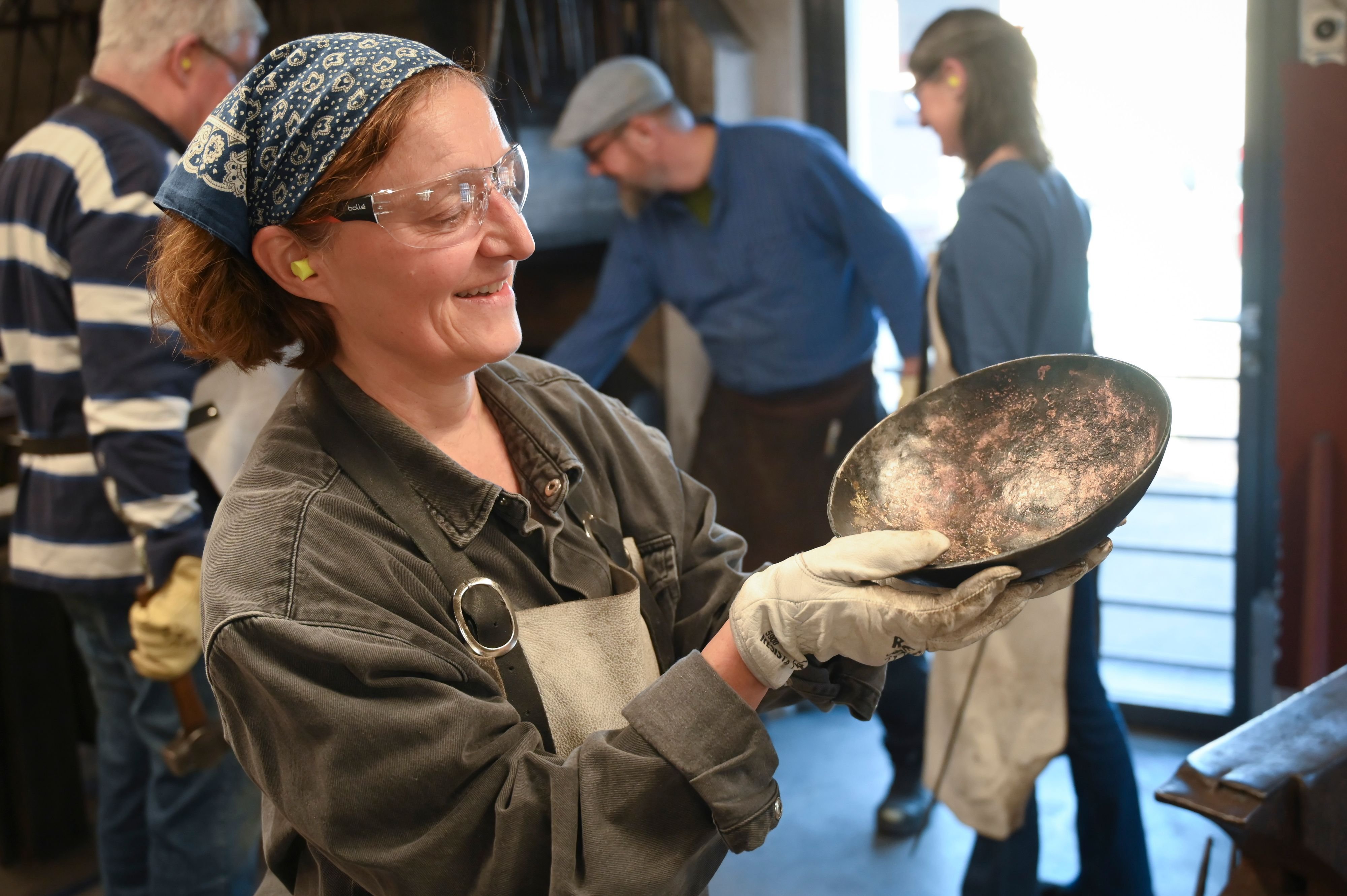 klangschmiede-in-alt-st-johann-wo-mit-zeit-geduld-und-feuer-kl-nge-in-schalen-geh-mmert-werden
