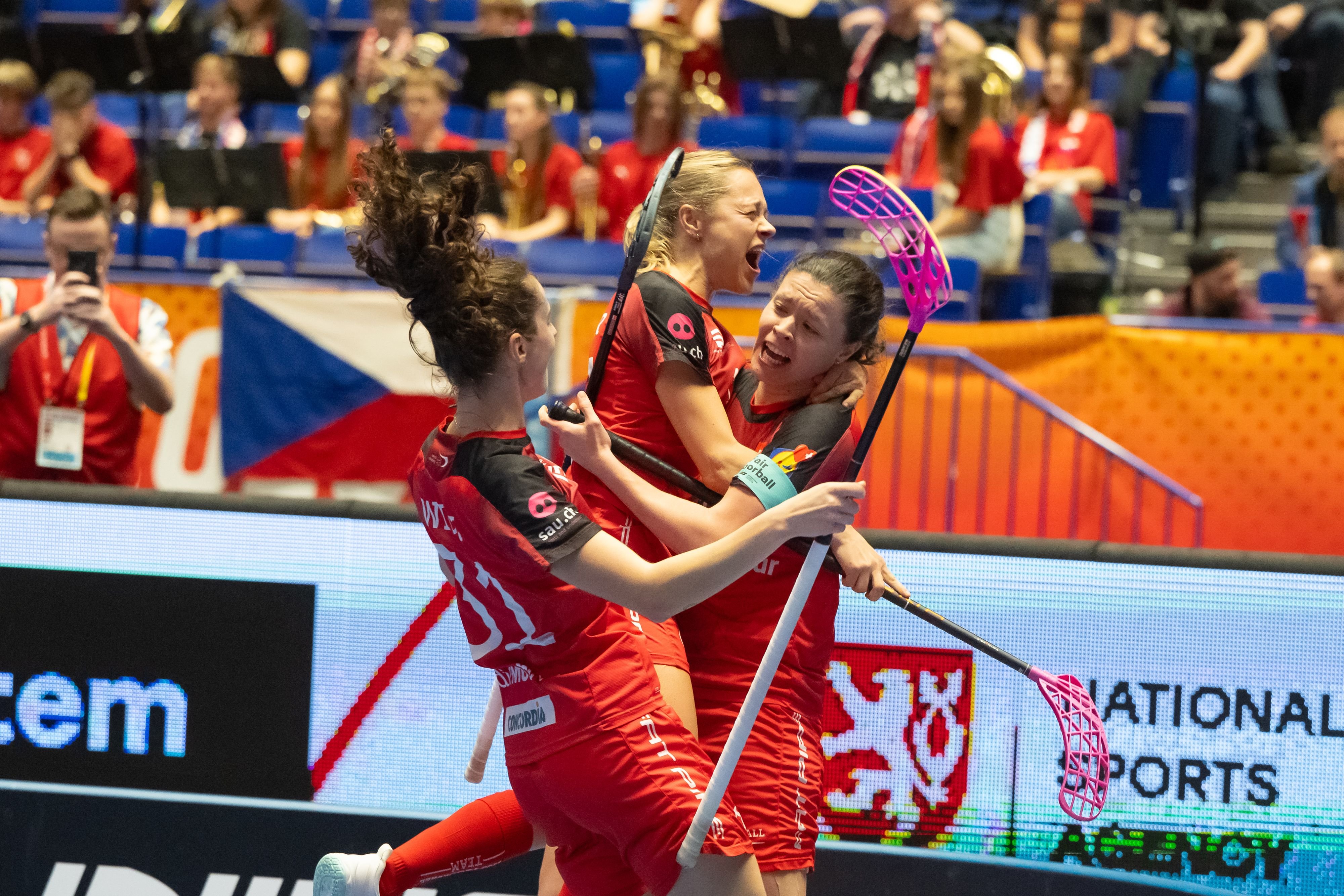 -Wir-sind-als-Team-zu-einer-Familie-gewachsen-Reaktionen-auf-den-WM-Titel-aus-dem-Zuger-Lager