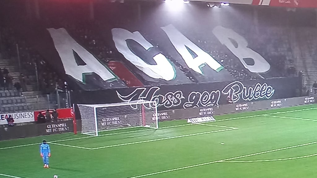 Das ACAB-Plakat und die Pyros von Thun kosten den FC St.Gallen 35'000 Franken