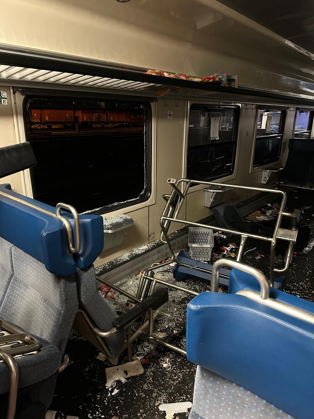 Sitze herausgerissen, Polster aus dem Fenster geworfen: FCSG-Chaoten verursachen über 100'000 Franken Schaden im Extrazug