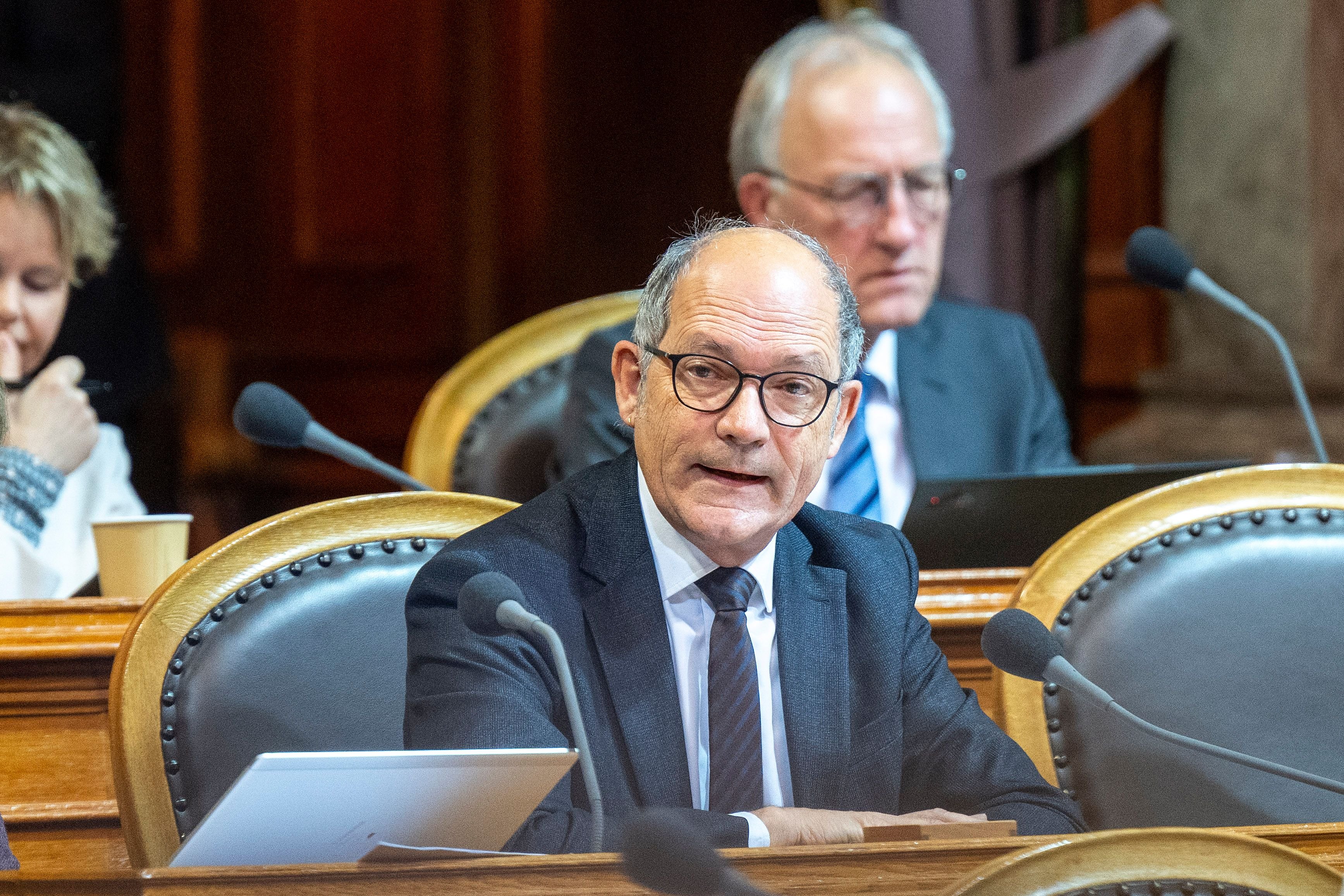 alle-gegen-die-svp-von-wegen-mitte-st-nder-te-mit-viel-sympathie-f-r-die-10-millionen-schweiz-initiative