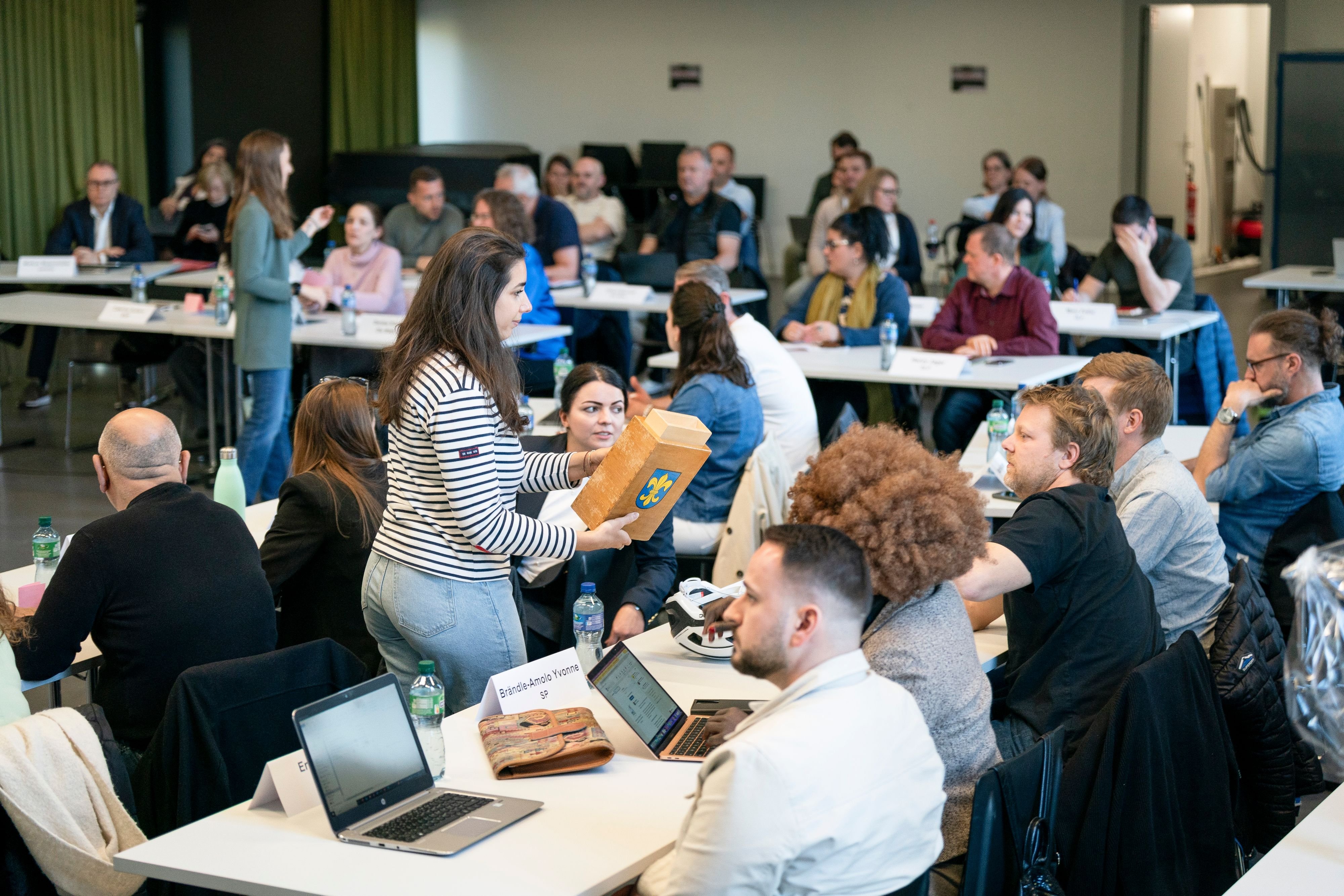 Kunz-entschuldigt-sich-Steffen-spricht-von-L-ge-und-Schl-pfer-stellt-sich-gegen-Mario-Kart-Anl-sse-So-verlief-die-Budgetdebatte