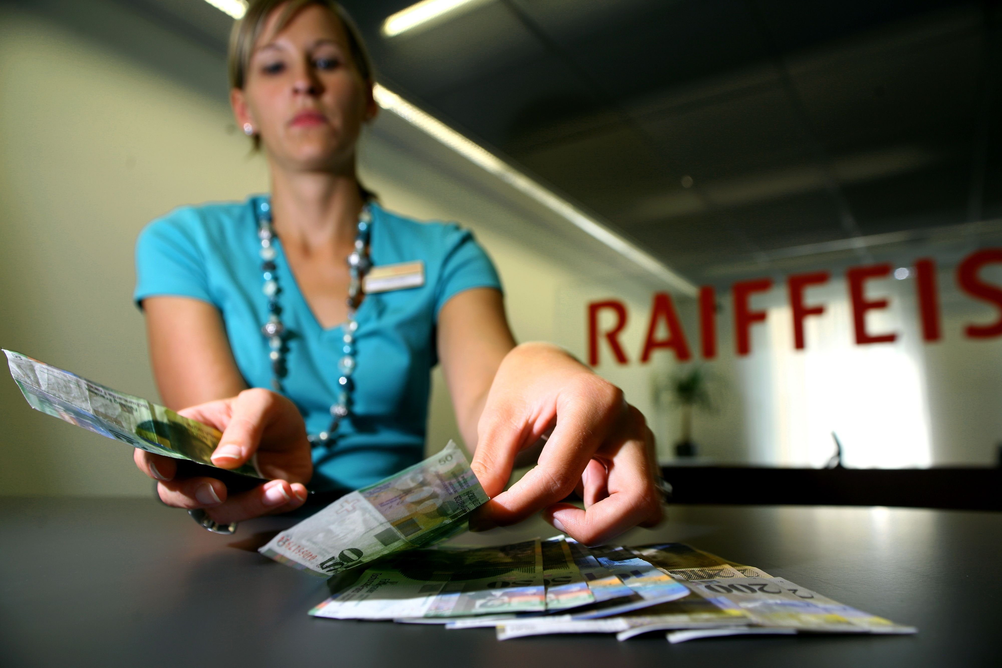 Sie-soll-Darlehen-ber-165-000-Franken-erschwindelt-haben-Angeklagte-ist-abgetaucht