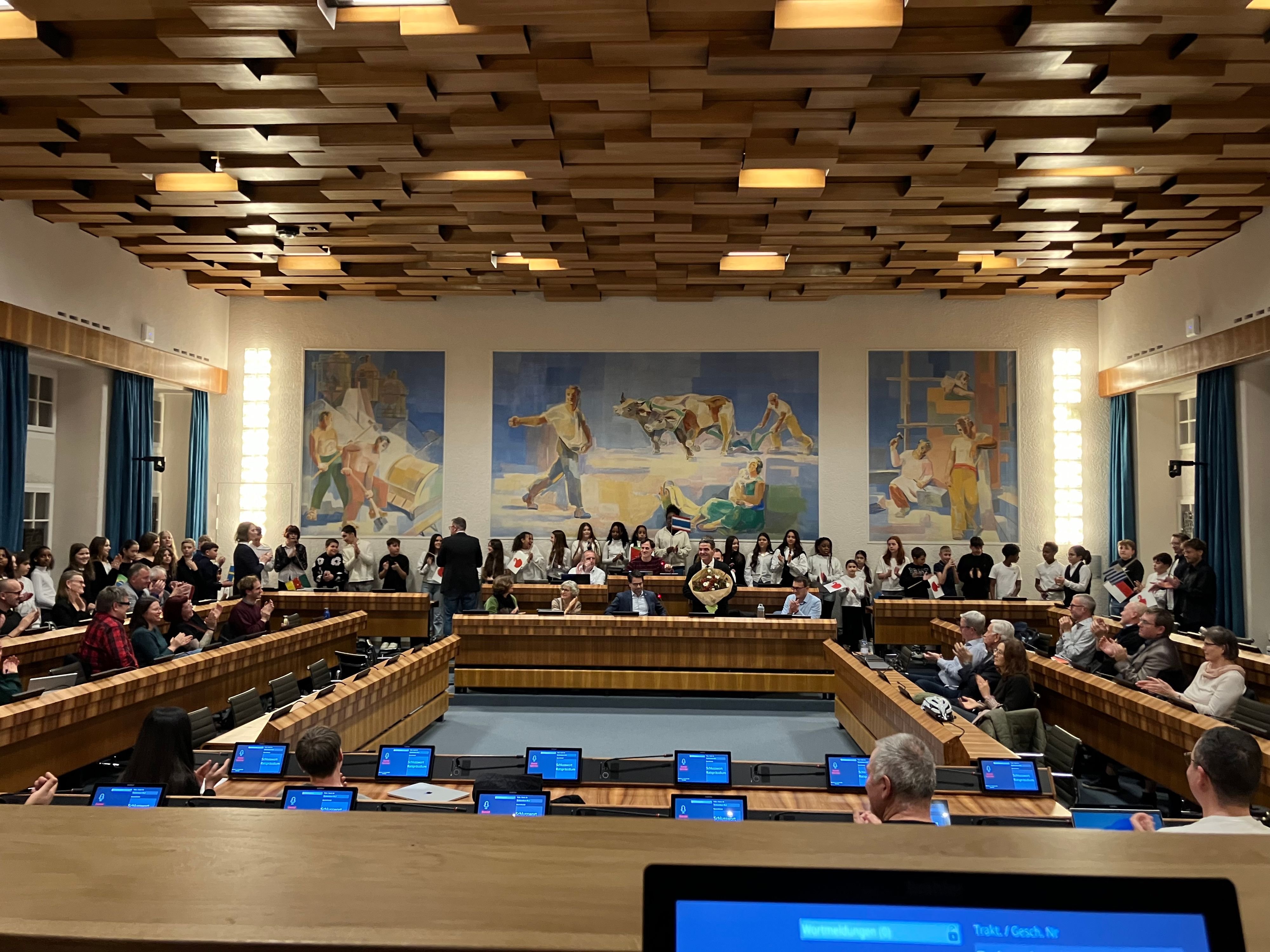 Hitzige-Budget-Debatte-um-frierenden-Stadtrat-endet-mit-herzerw-rmender-Verabschiedung