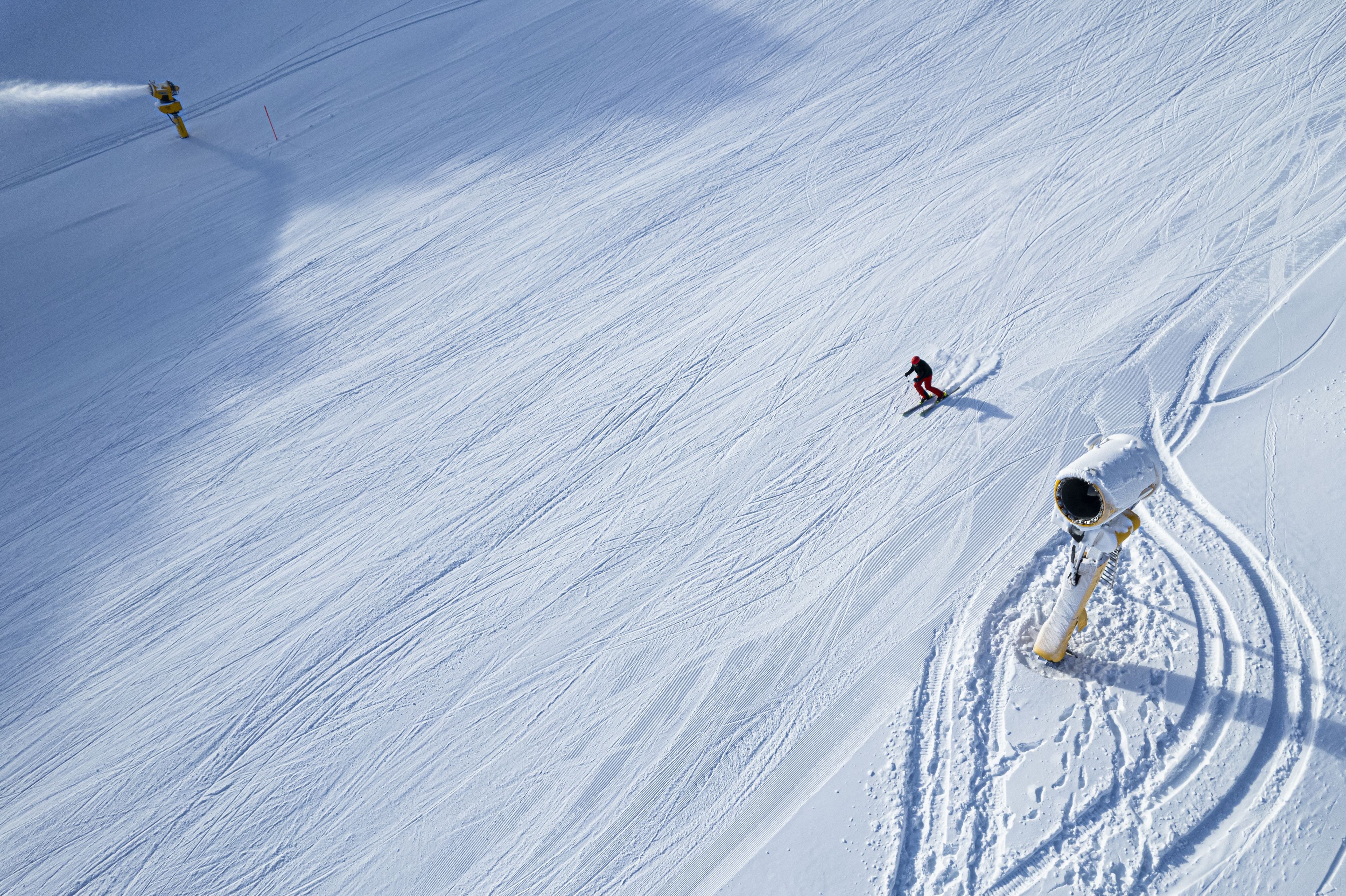 achtung-kunstschnee-in-den-bergen-werden-die-pisten-gerade-massiv-beschneit-das-hat-mehr-unf-lle-zur-folge