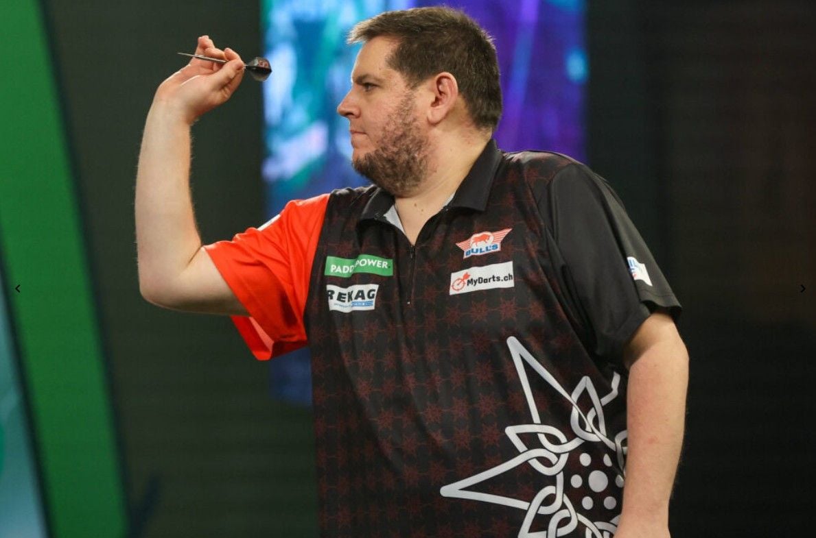 Der-Zuger-Stefan-Bellmont-schl-gt-an-der-Darts-WM-f-nffachen-Weltmeister