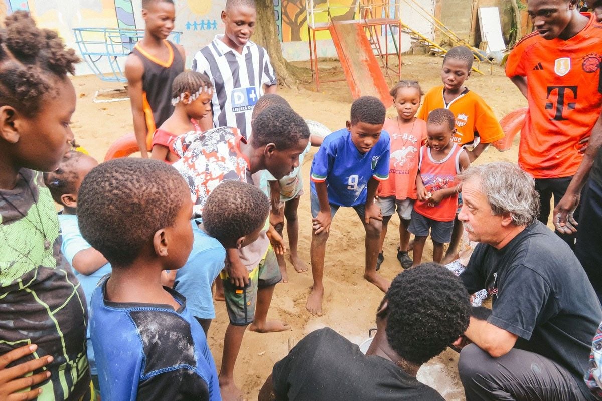 Verein-Plume-und-B-ckerei-Botti-aus-Sirnach-unterst-tzen-Zirkusprojekt-f-r-Strassenkinder-im-westafrikanischen-Benin