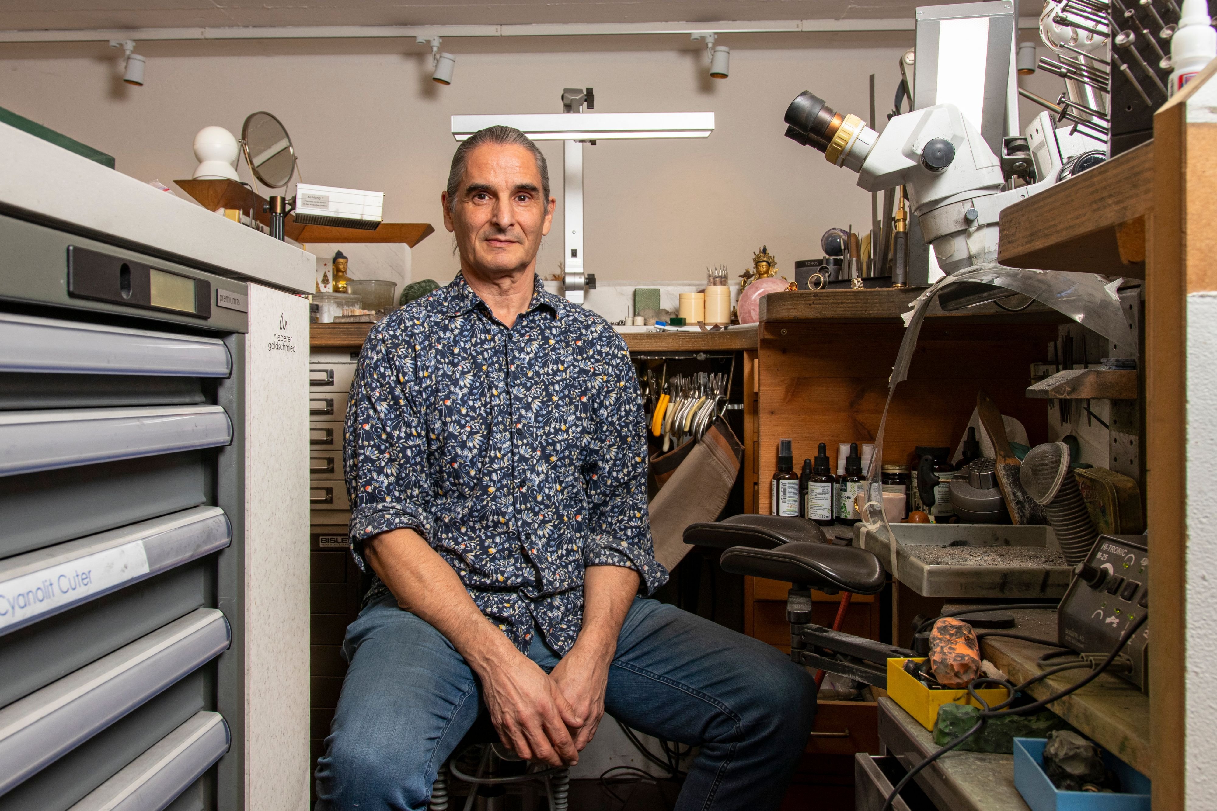 Eheringe-aus-Meteoriten-Pierre-Niederer-hat-ein-eigenes-Goldschmiedatelier