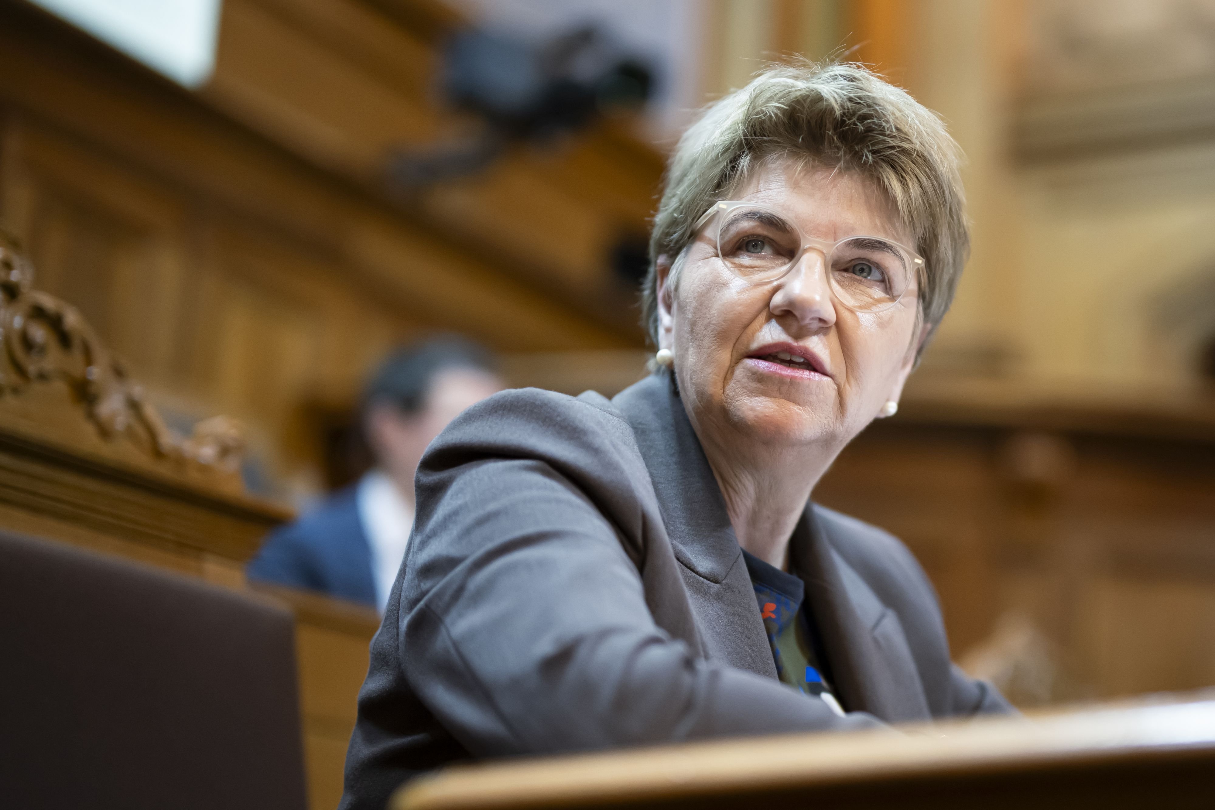 nach-den-dorfvereinen-die-nationalen-sportverb-nde-amherds-fixe-frauenquote-ger-t-unter-druck