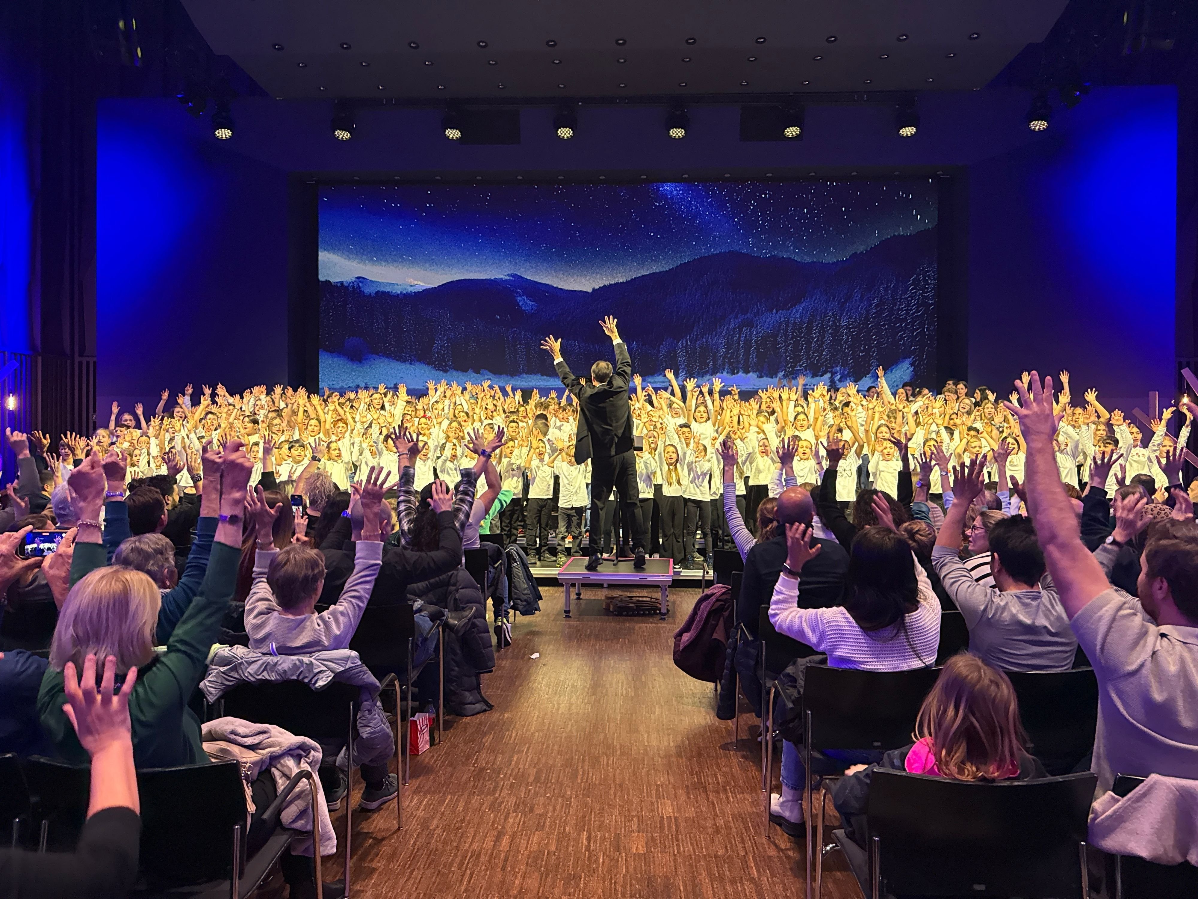 Adventssingen-als-p-dagogisches-Projekt-500-Kinderstimmen-verzaubern-die-Trafo-Halle