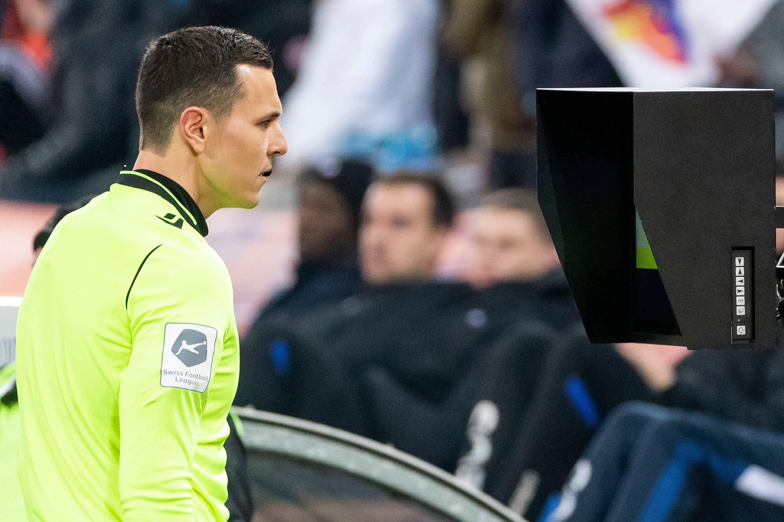 Das-VARs-mit-Fussball-Wenn-das-Publikum-nicht-wegen-sechs-Gegentoren-pfeift