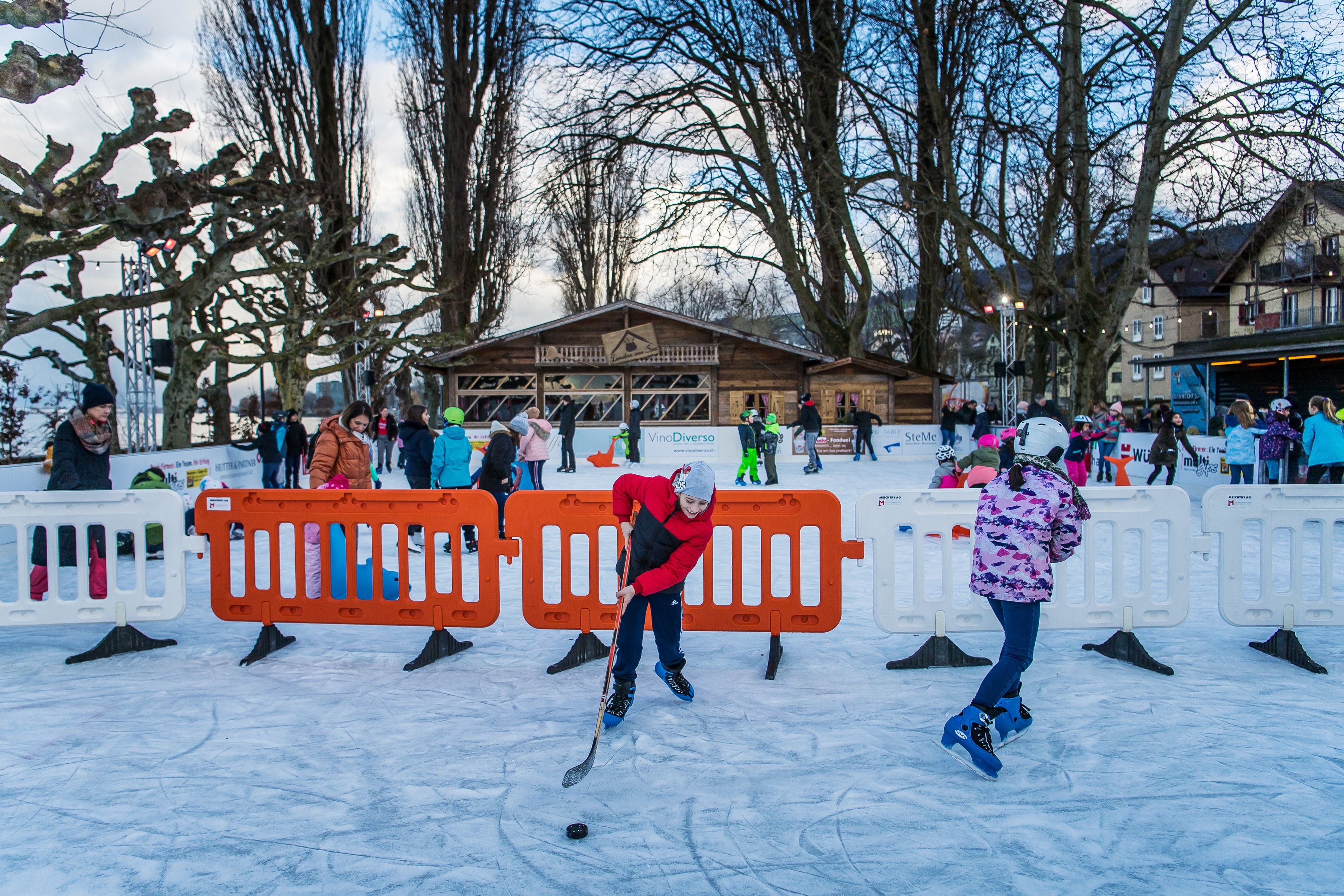 Schlittschuhlaufen-an-der-Seepromenade-Die-Eisarena-Rorschach-startet-in-die-neue-Saison
