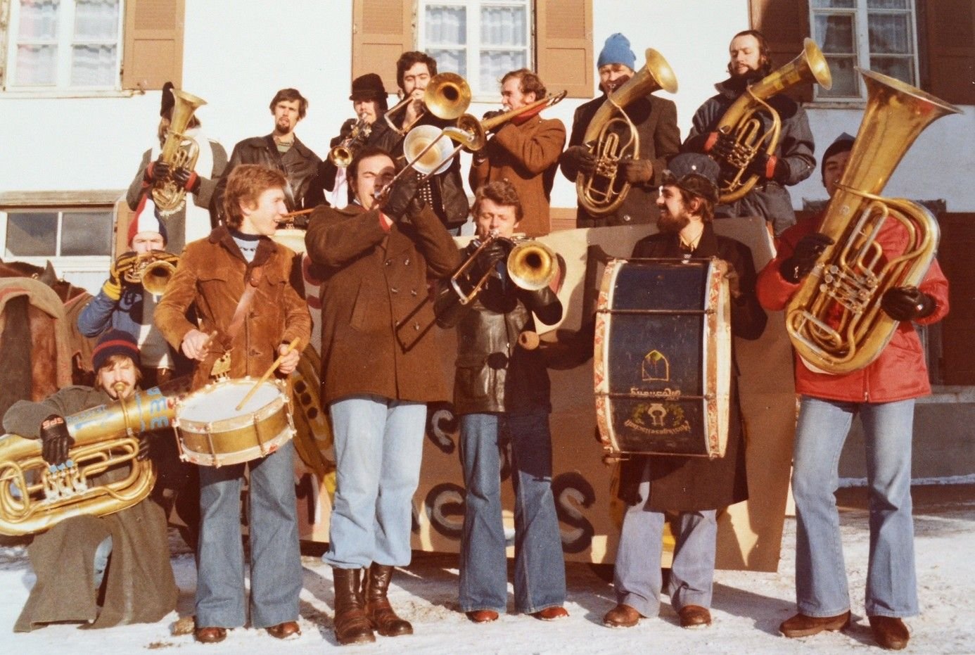 Musikinstrumente-und-Kuhglocken-Das-Silvesterl-uten-ist-in-der-Region-Wil-und-im-Toggenburg-Tradition