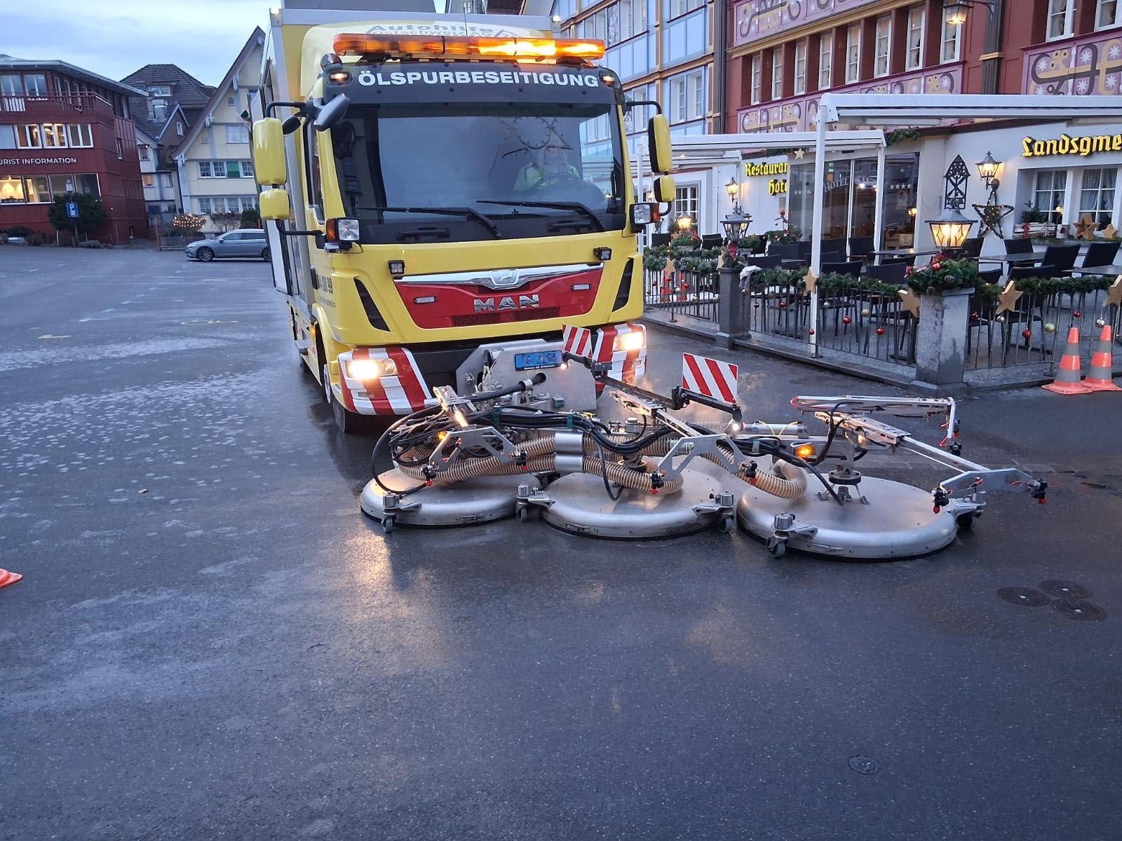 Geplatzter-Schlauch-Hydraulik-l-spritzt-ber-den-Landsgemeindeplatz-in-Appenzell