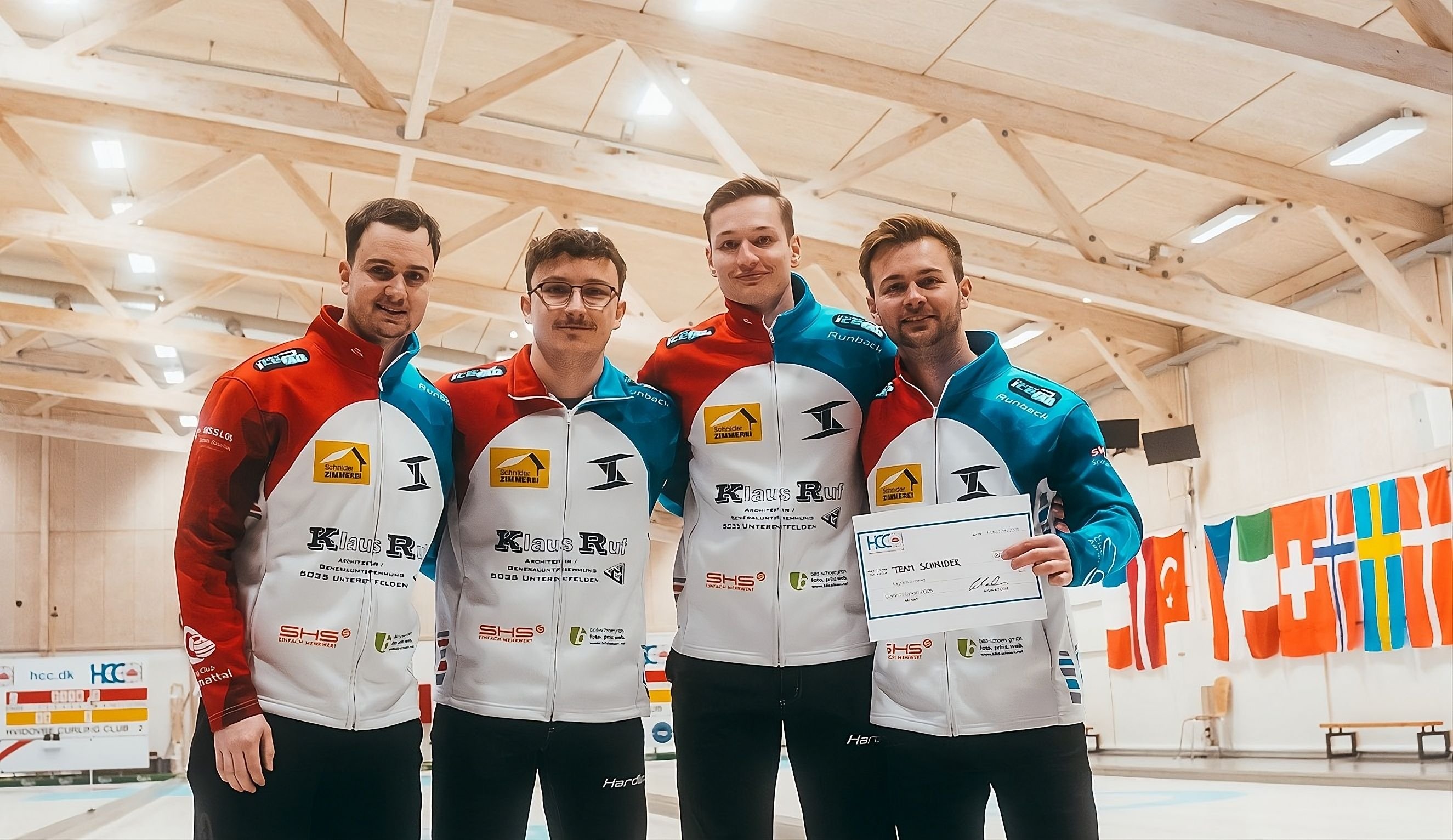 -Der-verdiente-Lohn-Beide-Curling-Teams-von-Andrin-Schnider-sind-erfolgreich-unterwegs