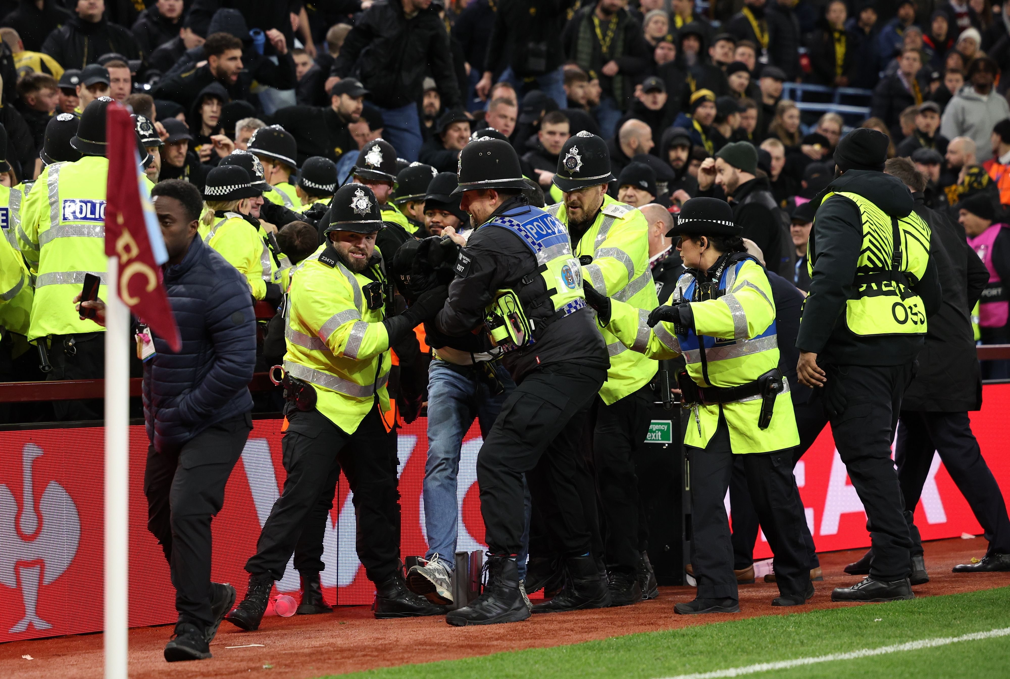 schnellverfahren-und-namenspranger-nach-yb-ausschreitungen-fordert-politik-h-rtere-massnahmen-gegen-hooligans