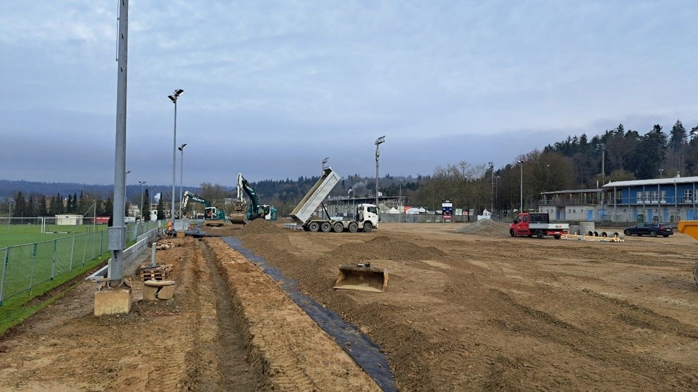 Bauarbeiten-f-r-Kunstrasen-beim-Esp-laufen-auf-Hochtouren