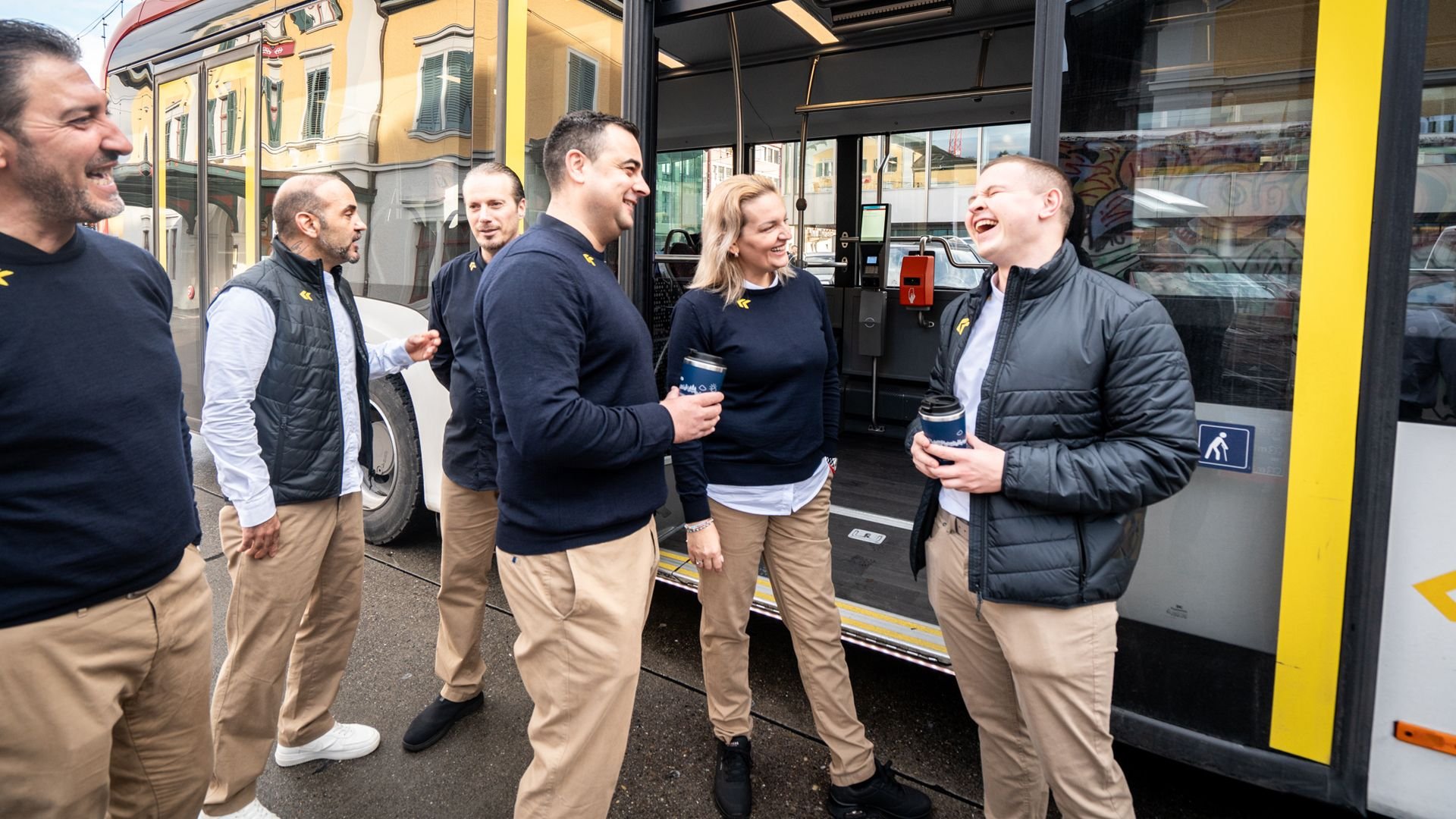 Neue-Dienstkleider-f-r-Angestellte-der-Regionalen-Verkehrsbetriebe-So-sind-die-Chauffeure-jetzt-unterwegs