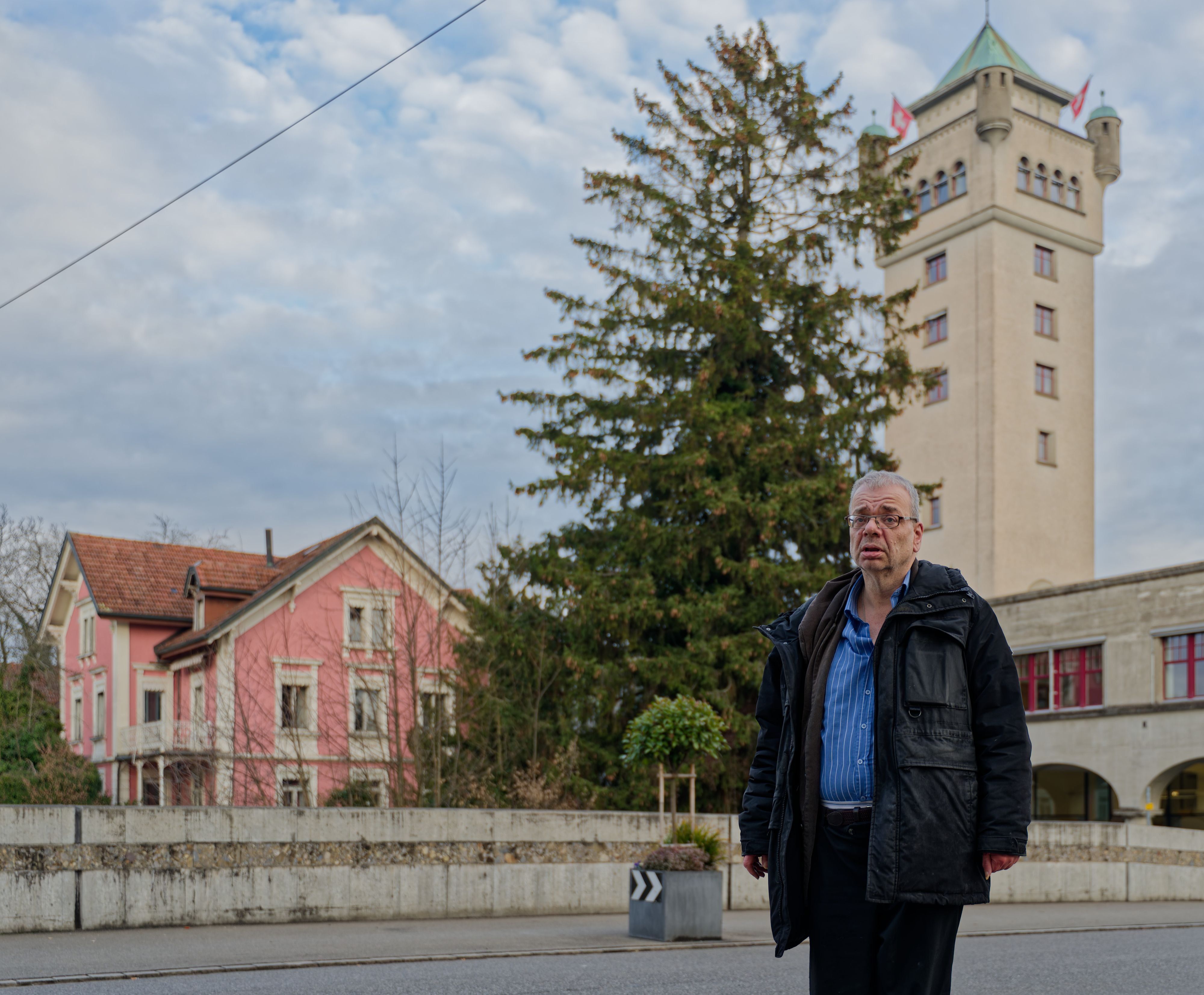 -Andere-St-dte-lassen-solche-Tannen-mit-dem-Helikopter-herfliegen-Weshalb-der-Weihnachtsbaum-beim-Arboner-St-dtli-nicht-mehr-leuchtet