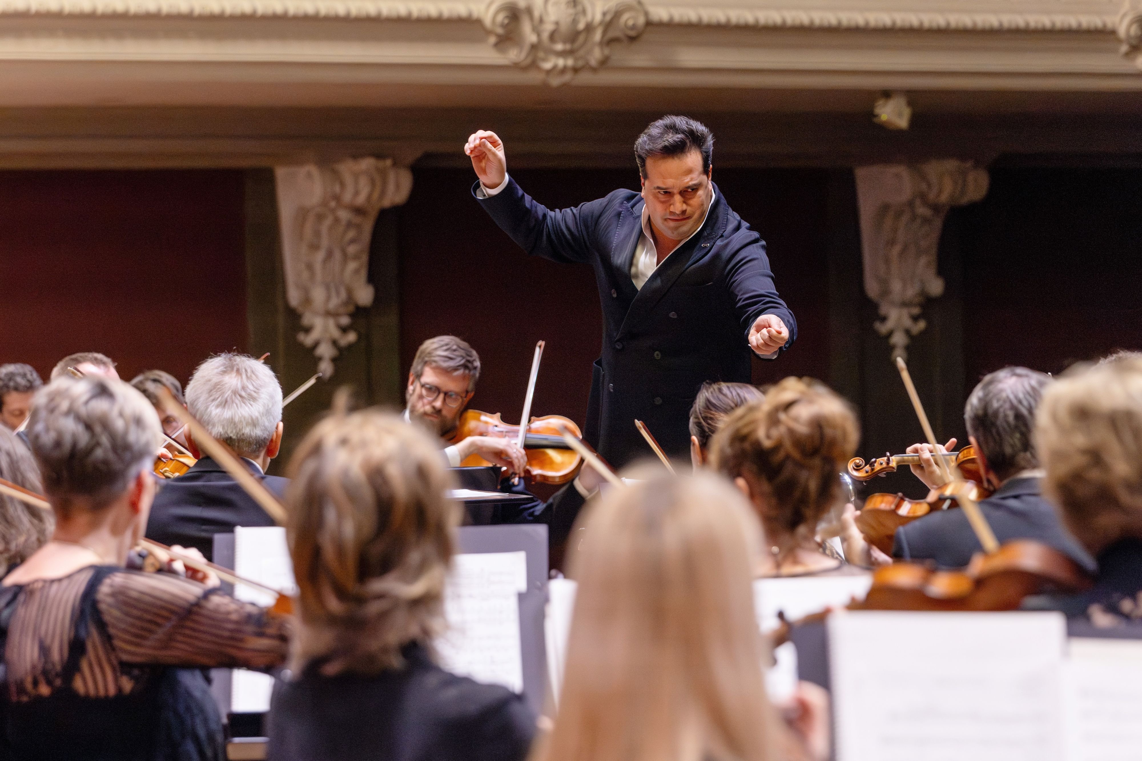 Charmanter-Strauss-z-her-Elgar-Das-Sinfonieorchester-Basel-im-Stilkontrast