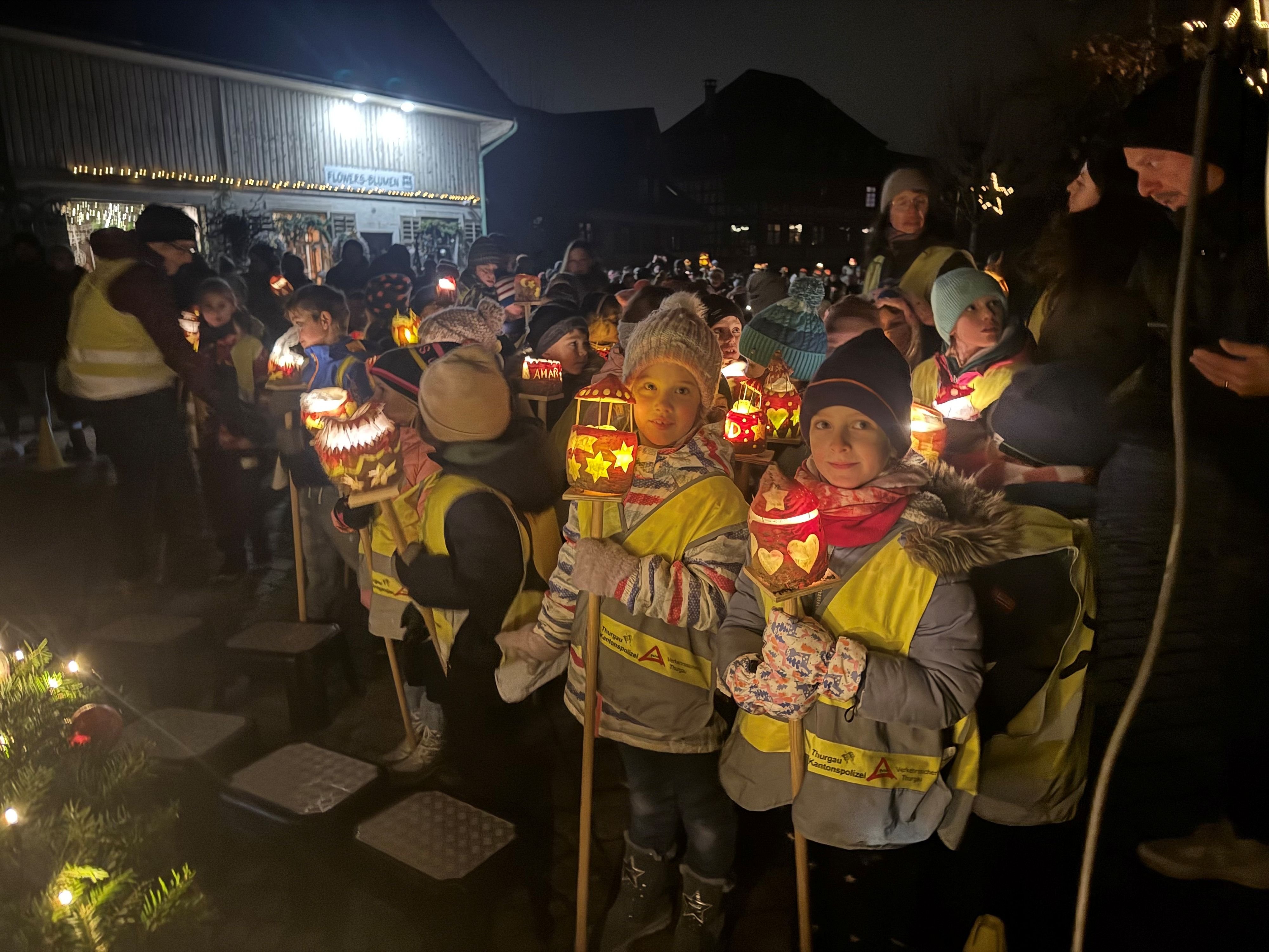 Nach-wetterbedingten-Unterbr-chen-der-letzten-Jahre-M-rstetter-Bochselr-ben-bringen-auf-traditionellem-Umzug-Licht-ins-Dunkle