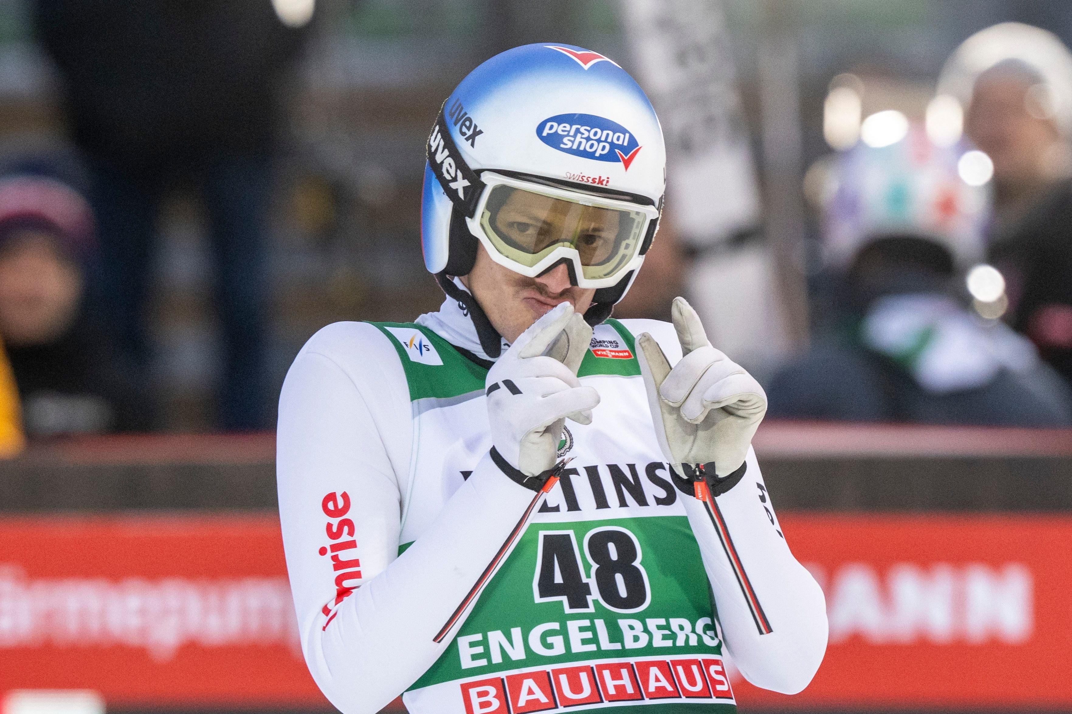 Gregor-Deschwanden-sieht-rot-Vielleicht-passen-Gef-hl-und-Wirklichkeit-dank-neuem-Anzug-wieder-berein