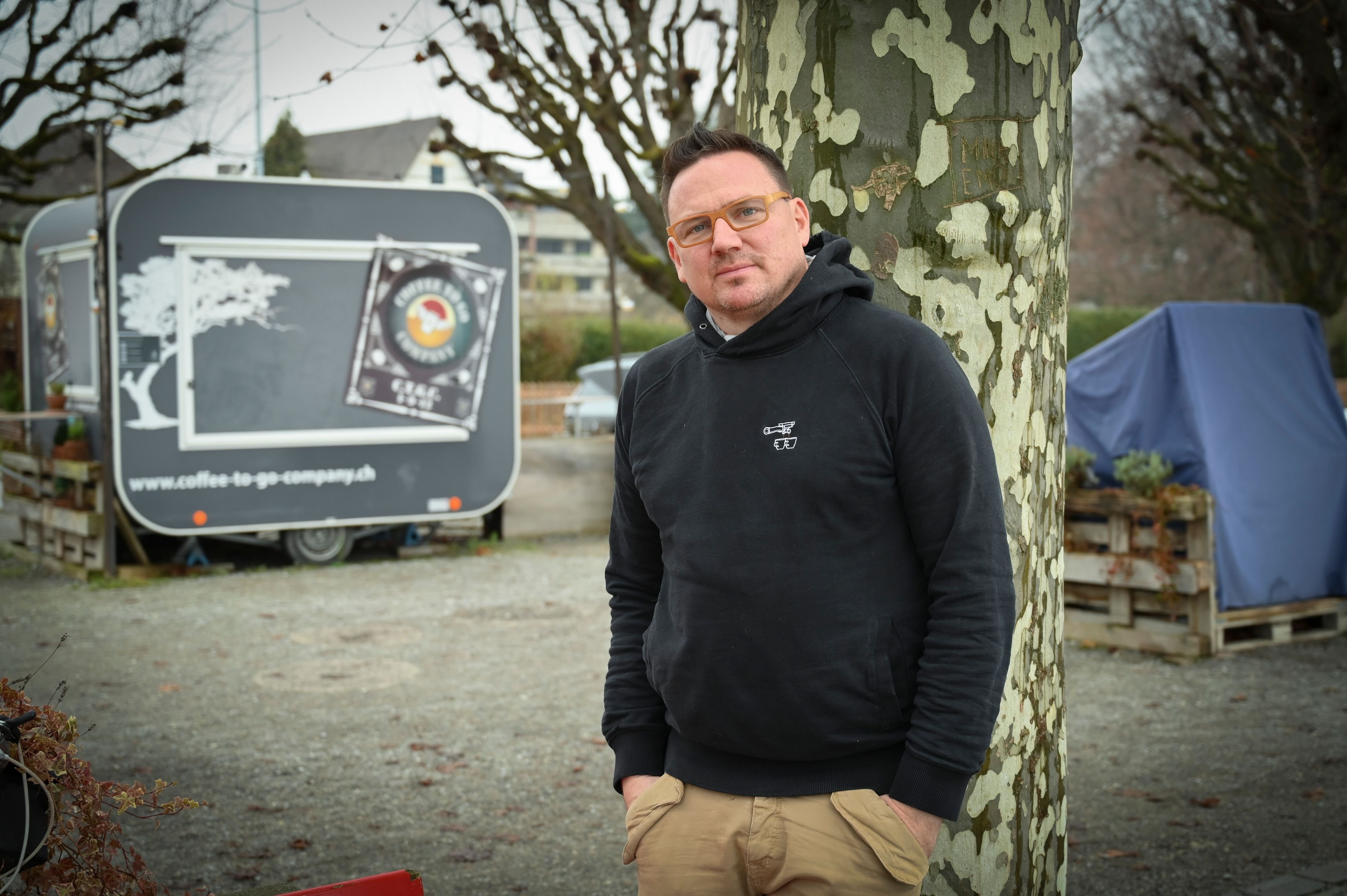 Gastrounternehmer-Micha-Schranz-h-ngt-in-der-Luft-Er-wartet-mit-seinem-Coffee-Trailer-in-Arbon-am-See-auf-ein-Weihnachtswunder