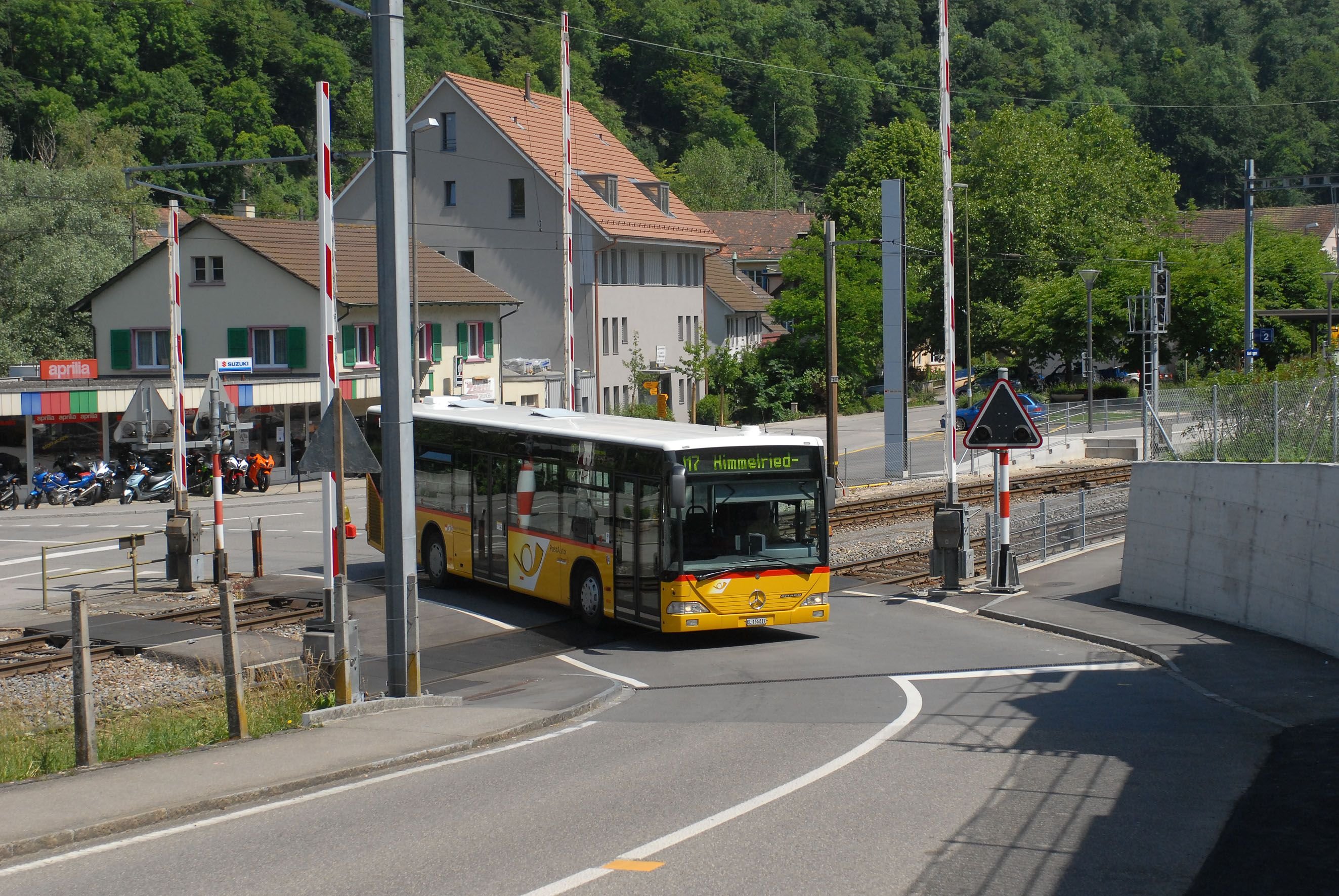 Ortsbus-verloren-Himmelried-f-hrt-einen-Sch-lertransport-ein