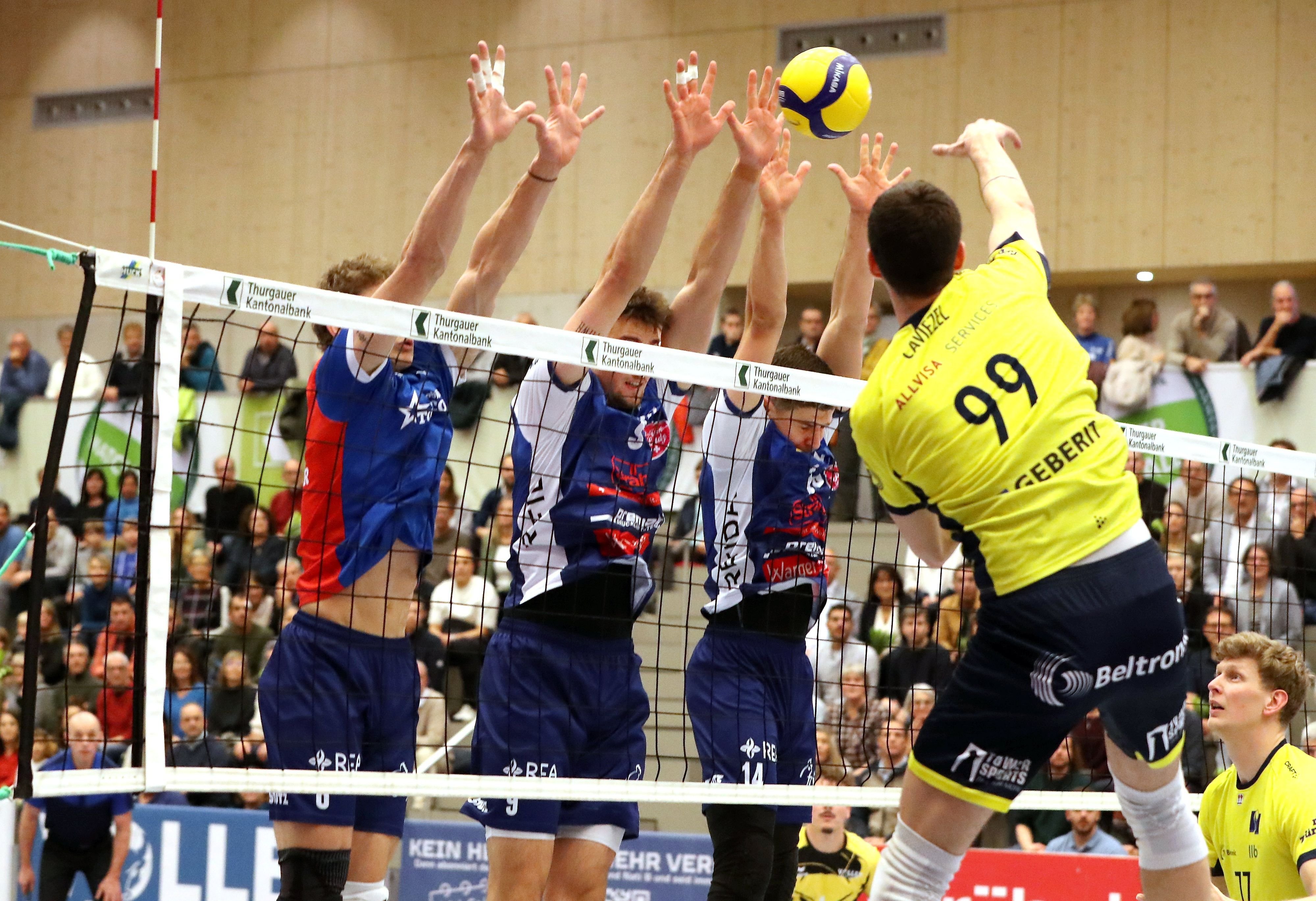 Auch-Jona-bezwungen-Volley-Amriswil-gewinnt-3-0-und-bleibt-zu-Hause-eine-Macht