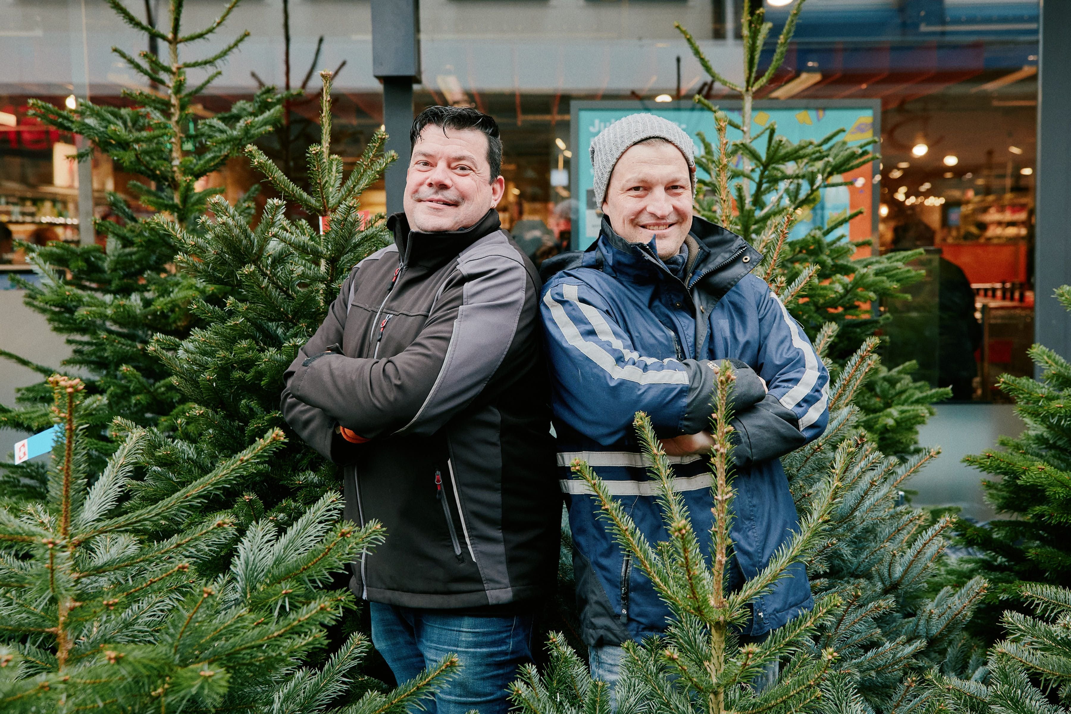 Gew-rze-Gl-hwein-und-verpackte-Kinder-wo-der-Sonntagsverkauf-ohne-Hektik-verl-uft