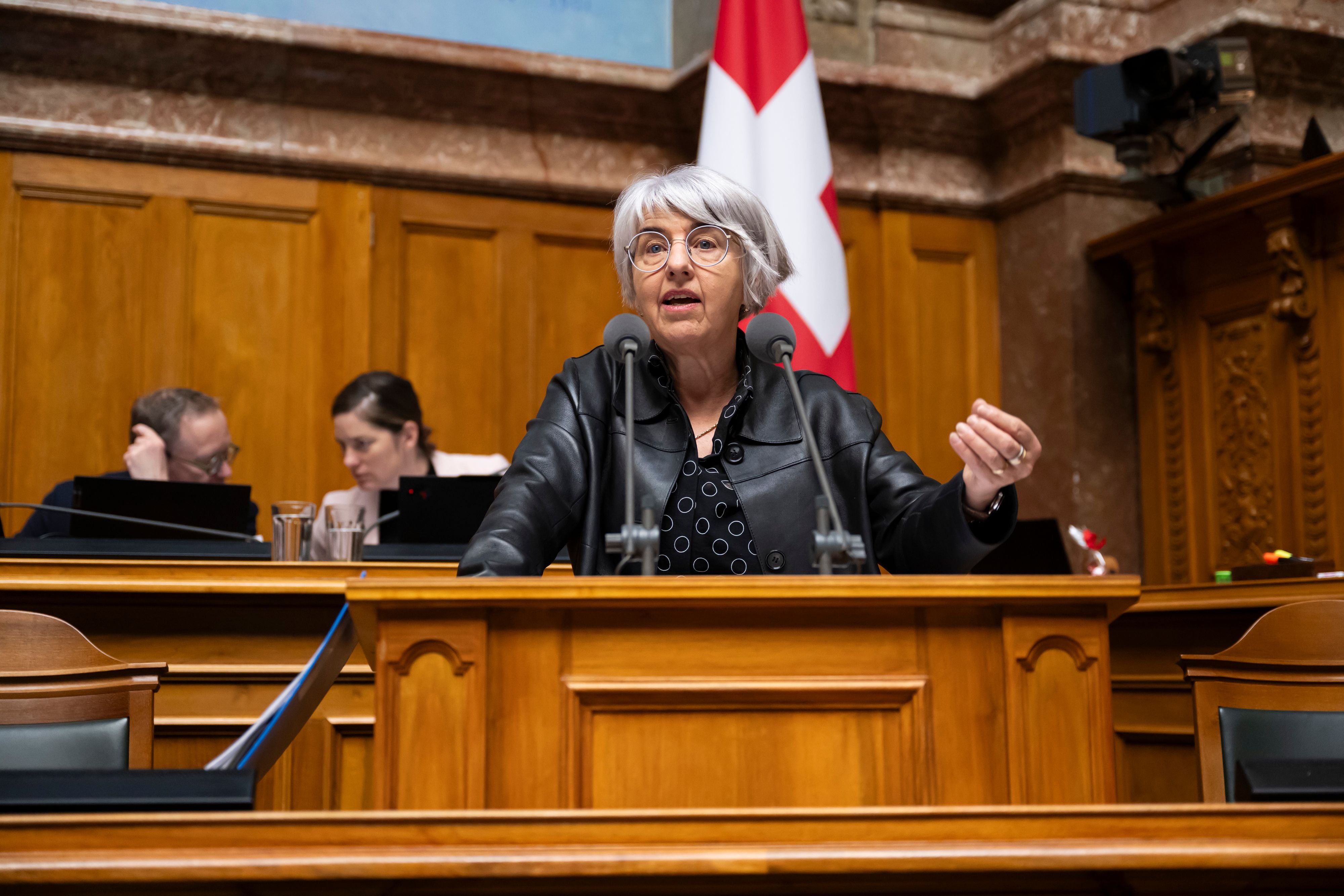 -Wir-m-ssen-unsere-Kinder-besser-sch-tzen-Bundesr-tin-Baume-Schneider-lieb-ugelt-mit-Social-Media-Verbot