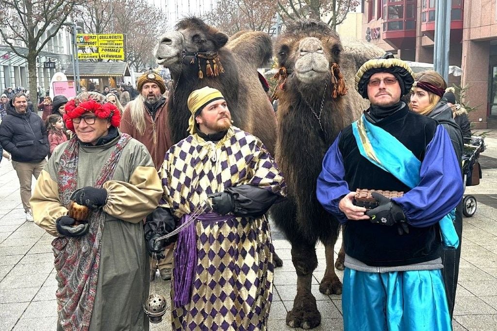Kamele-Legion-re-und-ein-echtes-Jesuskind-Die-Wiler-Weihnachtsreise-brachte-die-Menschen-auf-die-Strasse