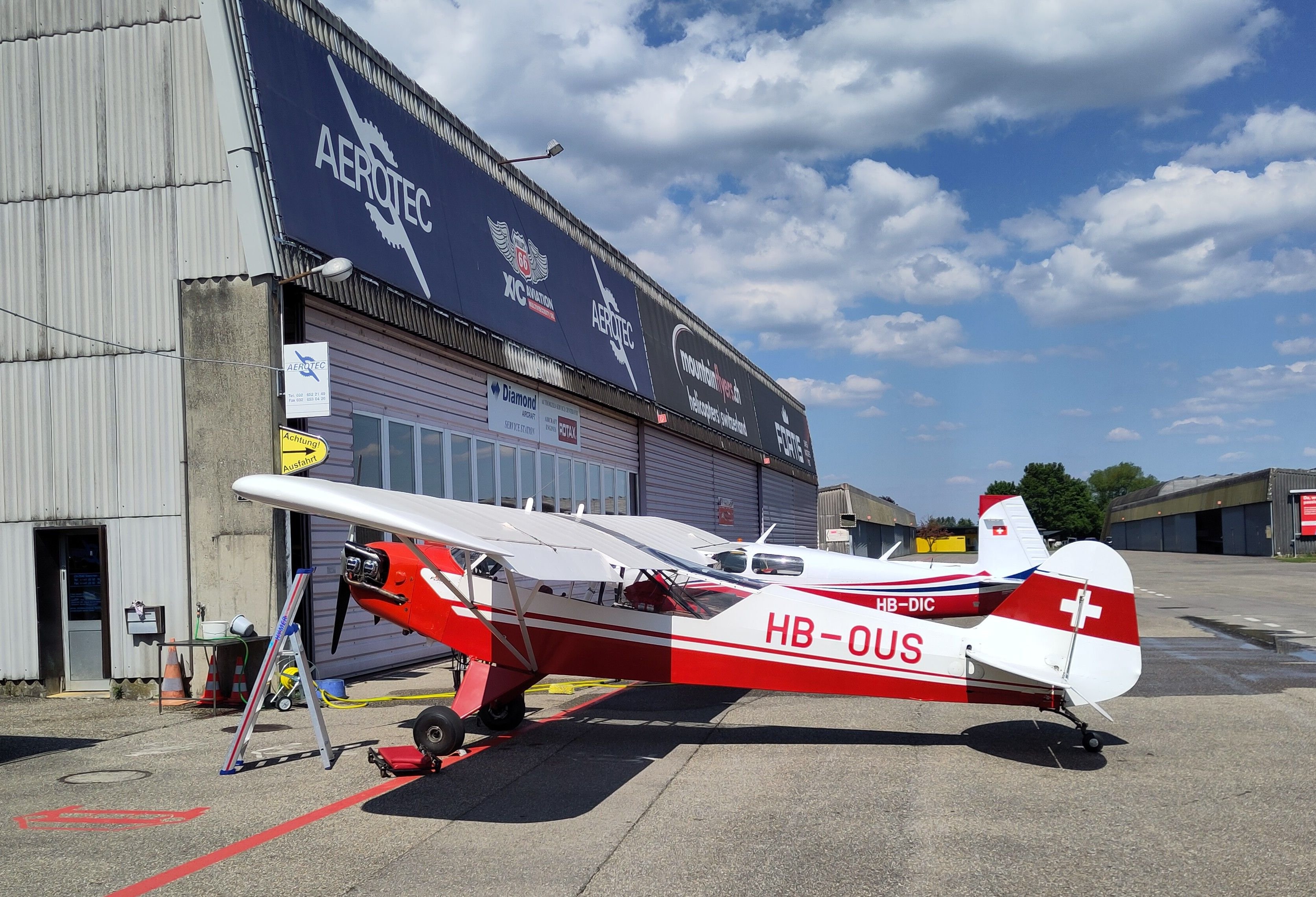 Aus-den-Rapporten-des-Grenchner-Polizeibeamten-B-Besch-digungen-an-zwei-Flugzeugen-werden-untersucht