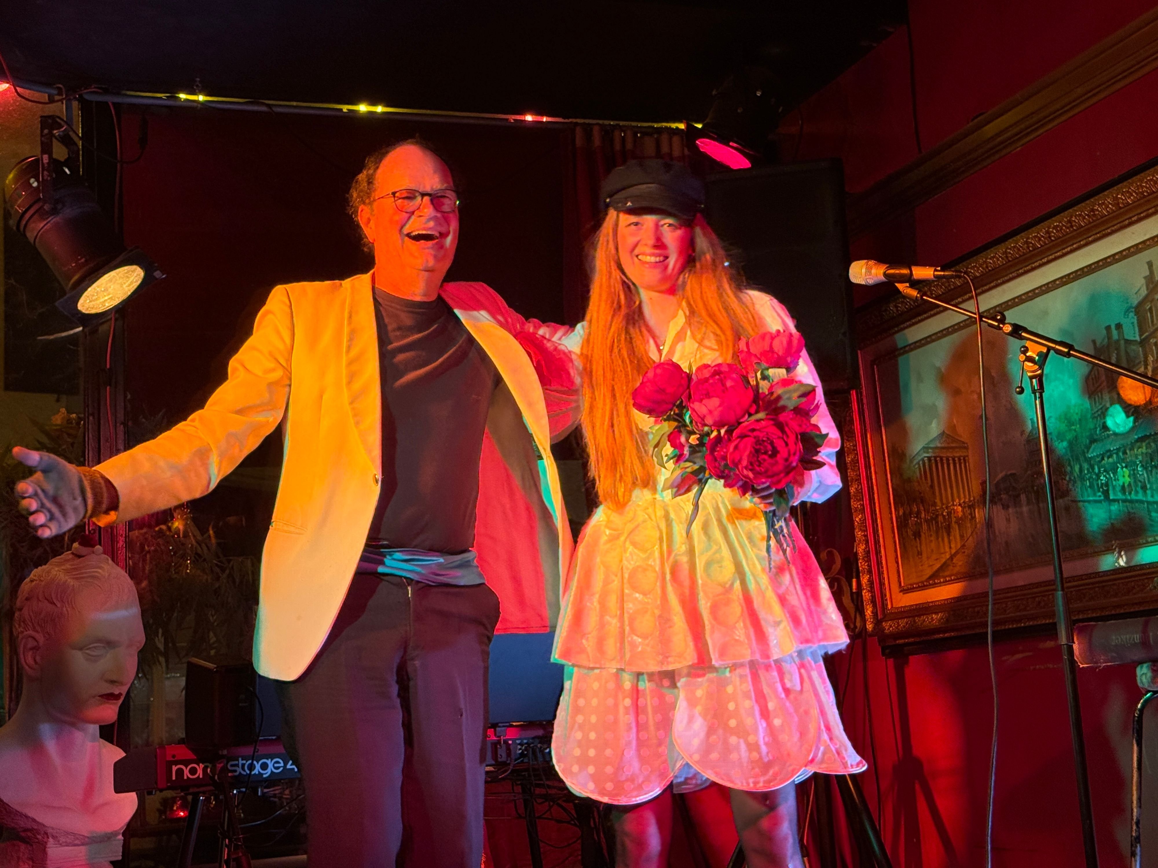 -Es-ist-v-llig-okay-anders-zu-sein-Stella-Palinos-Tochter-hat-sich-mit-Chansons-unter-Sternen-einen-Traum-erf-llt