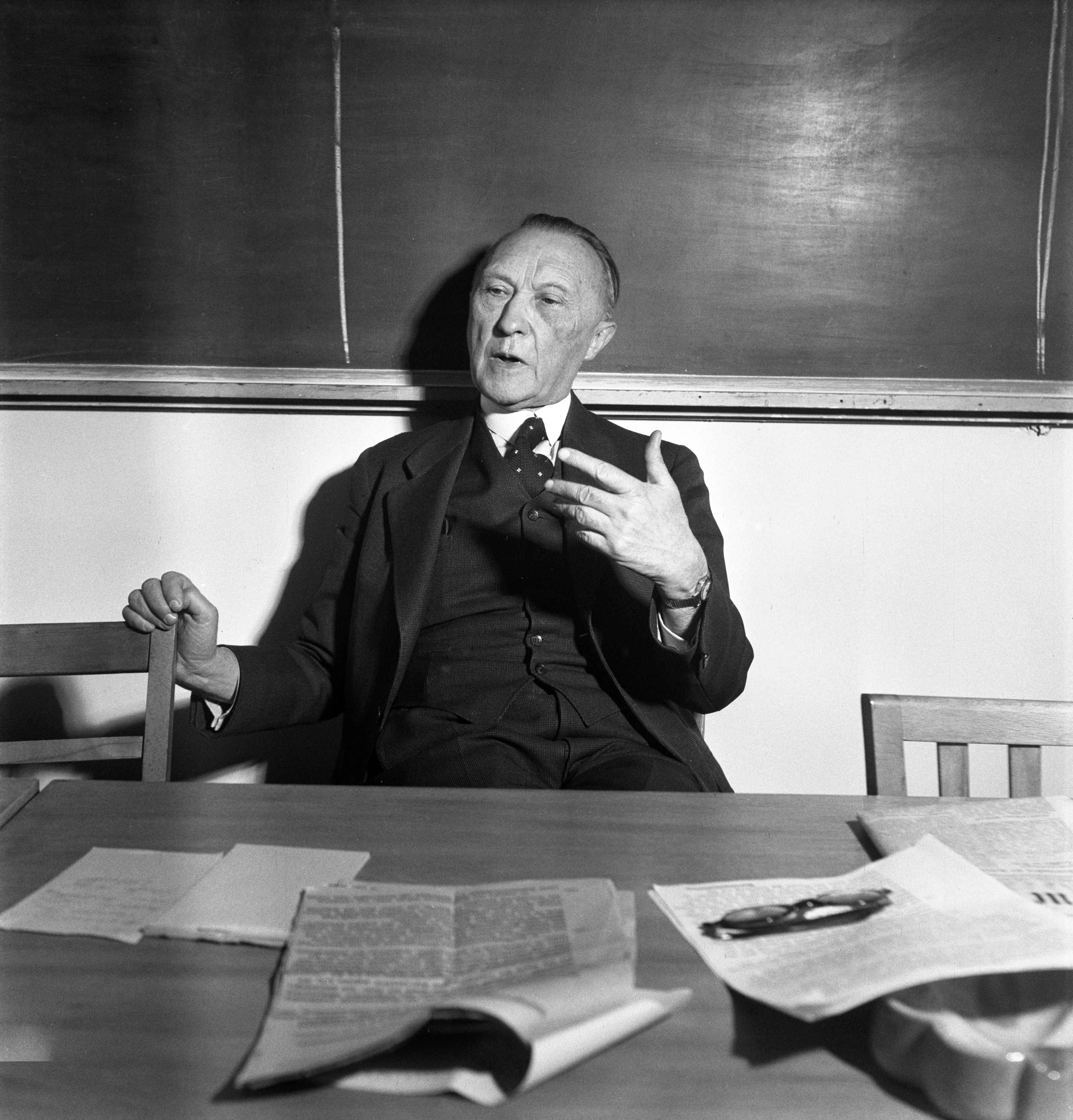 Konrad-Adenauer-holte-ehemalige-Nazis-zur-ck-an-die-Macht-obwohl-sie-ihn-einst-an-die-Wand-stellen-wollten