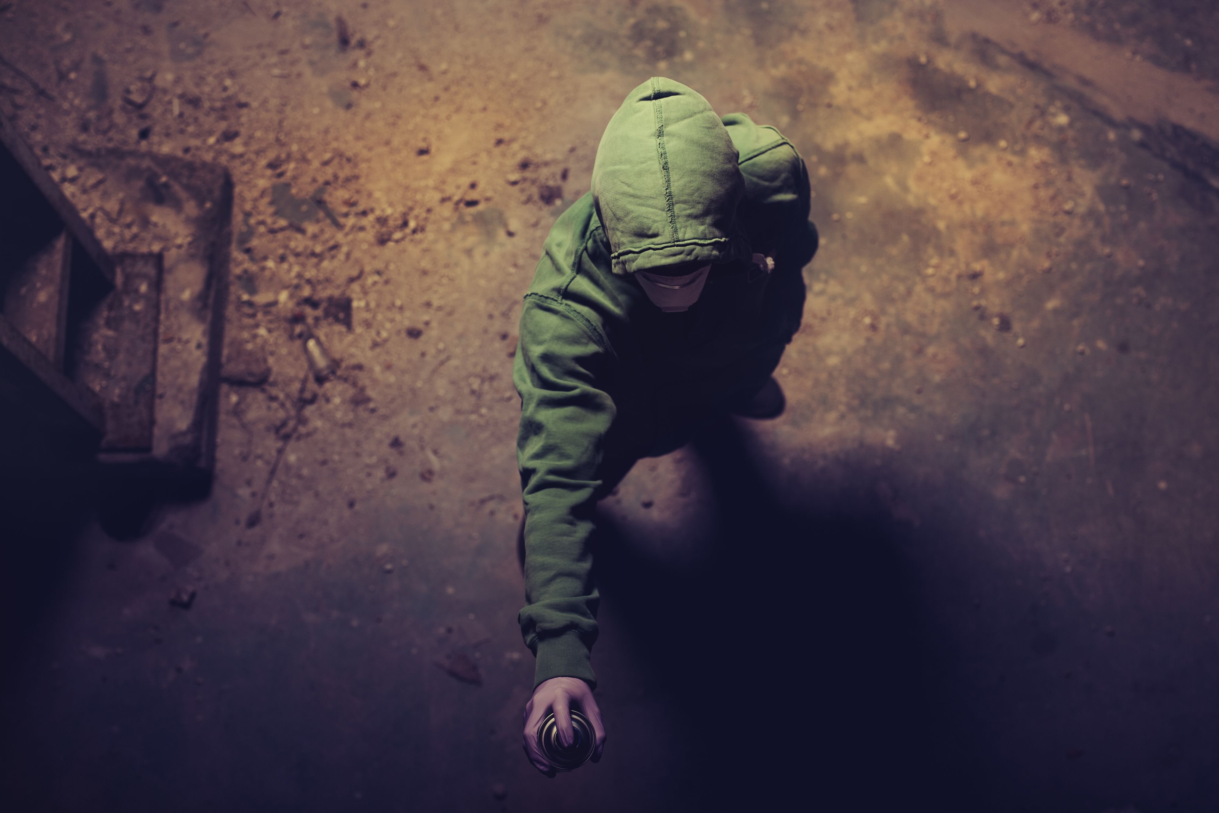 Vermummte-spr-hen-FCSG-K-rzel-an-Hauswand-beim-Hauptbahnhof-St-Gallen-Polizei-greift-nicht-ein