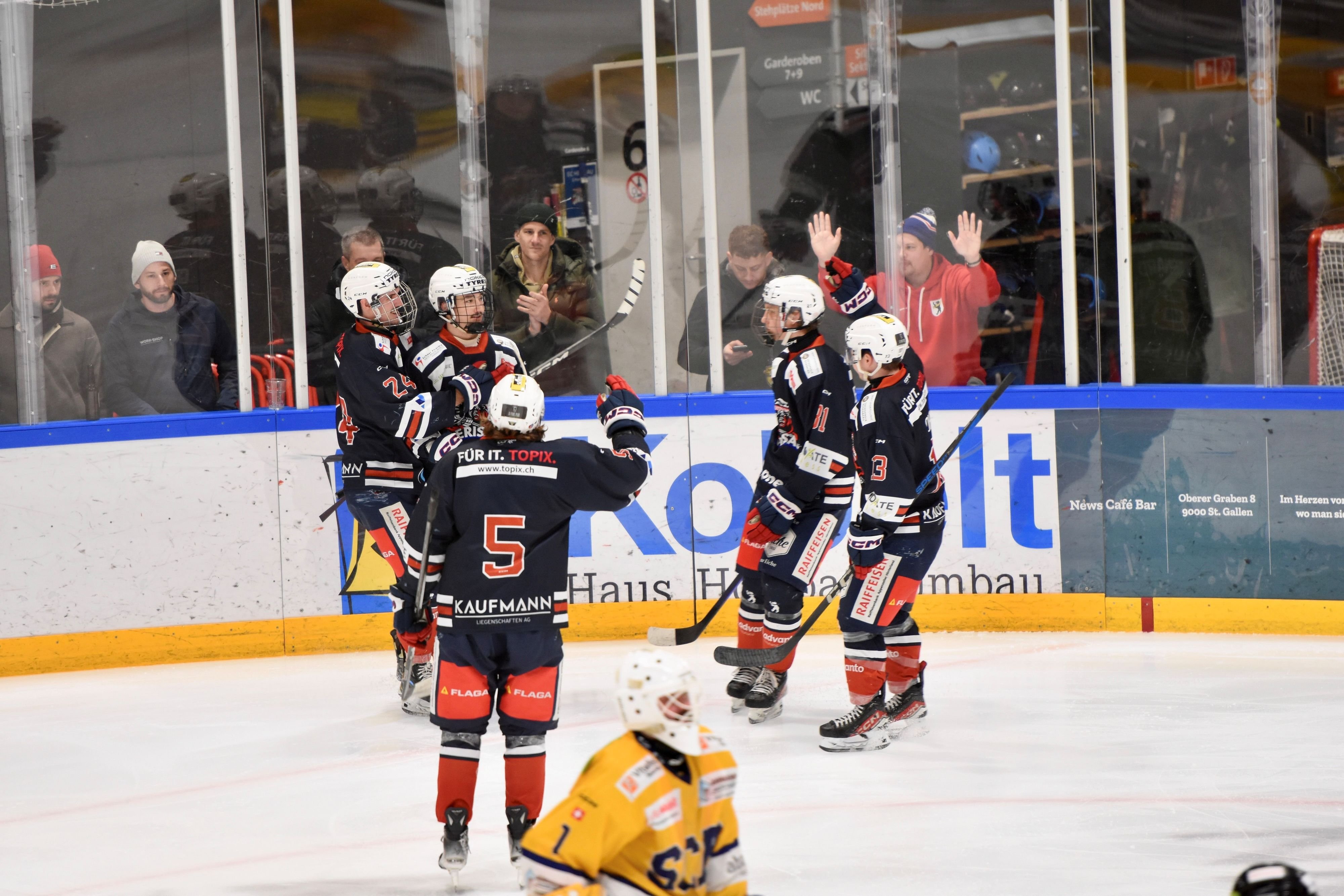 Ein-5-3-mit-internationalem-Flair-Warum-beim-Derbysieg-des-SC-Herisau-gegen-den-SC-Rheintal-drei-Nationalspieler-auf-dem-Eis-standen