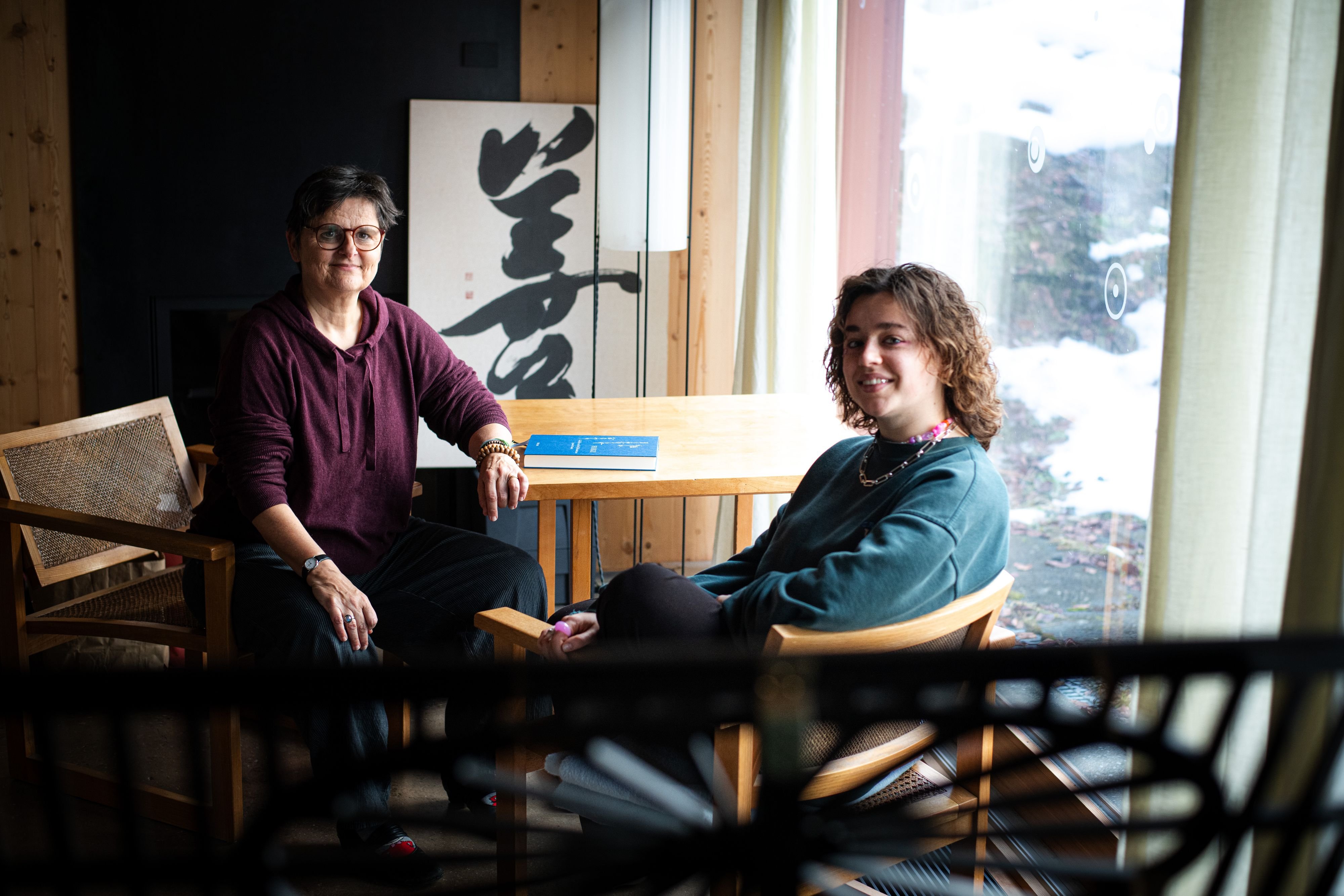 Zwischen-Fl-gel-und-Notizbuch-Anna-und-Paula-Schindler-aus-Herisau-sind-beide-Schauspielerinnen-die-kreativ-ber-die-B-hne-hinausdenken